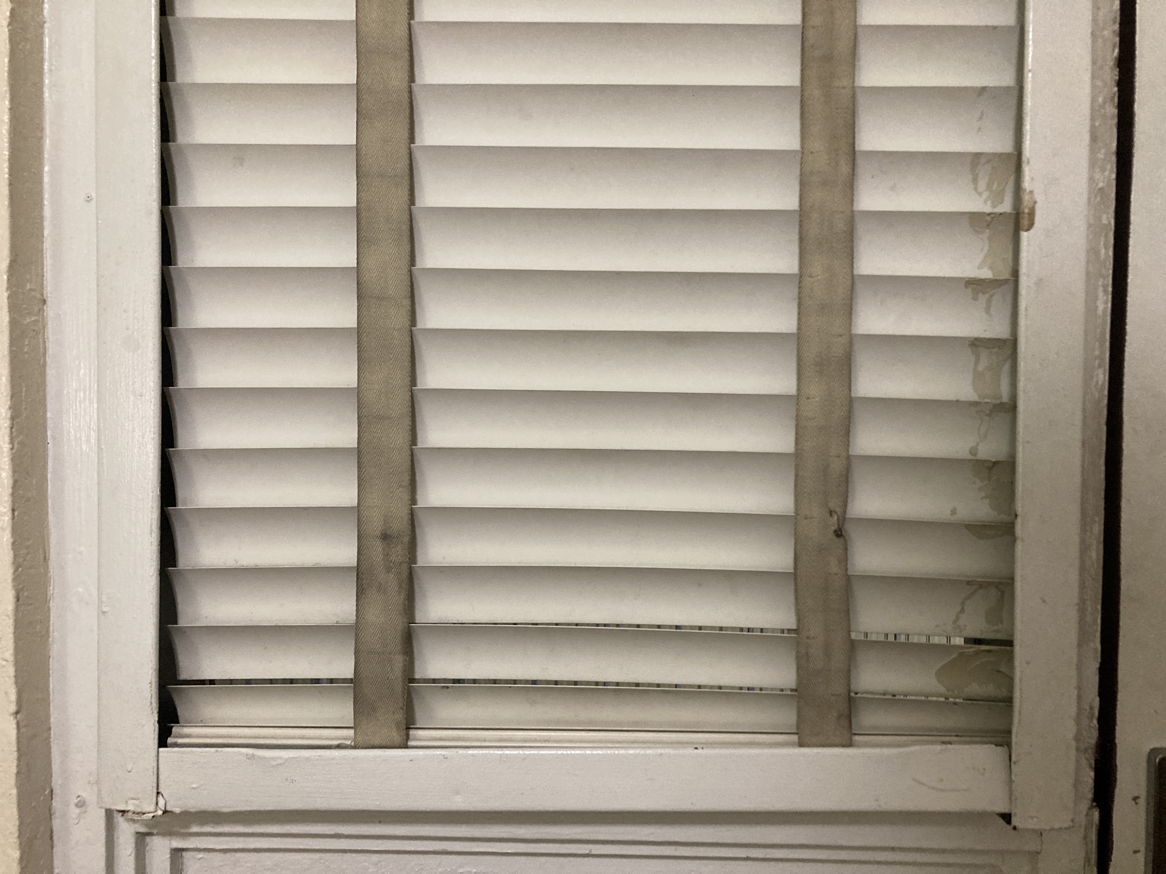 Pacific Marina Inn worn blinds in room