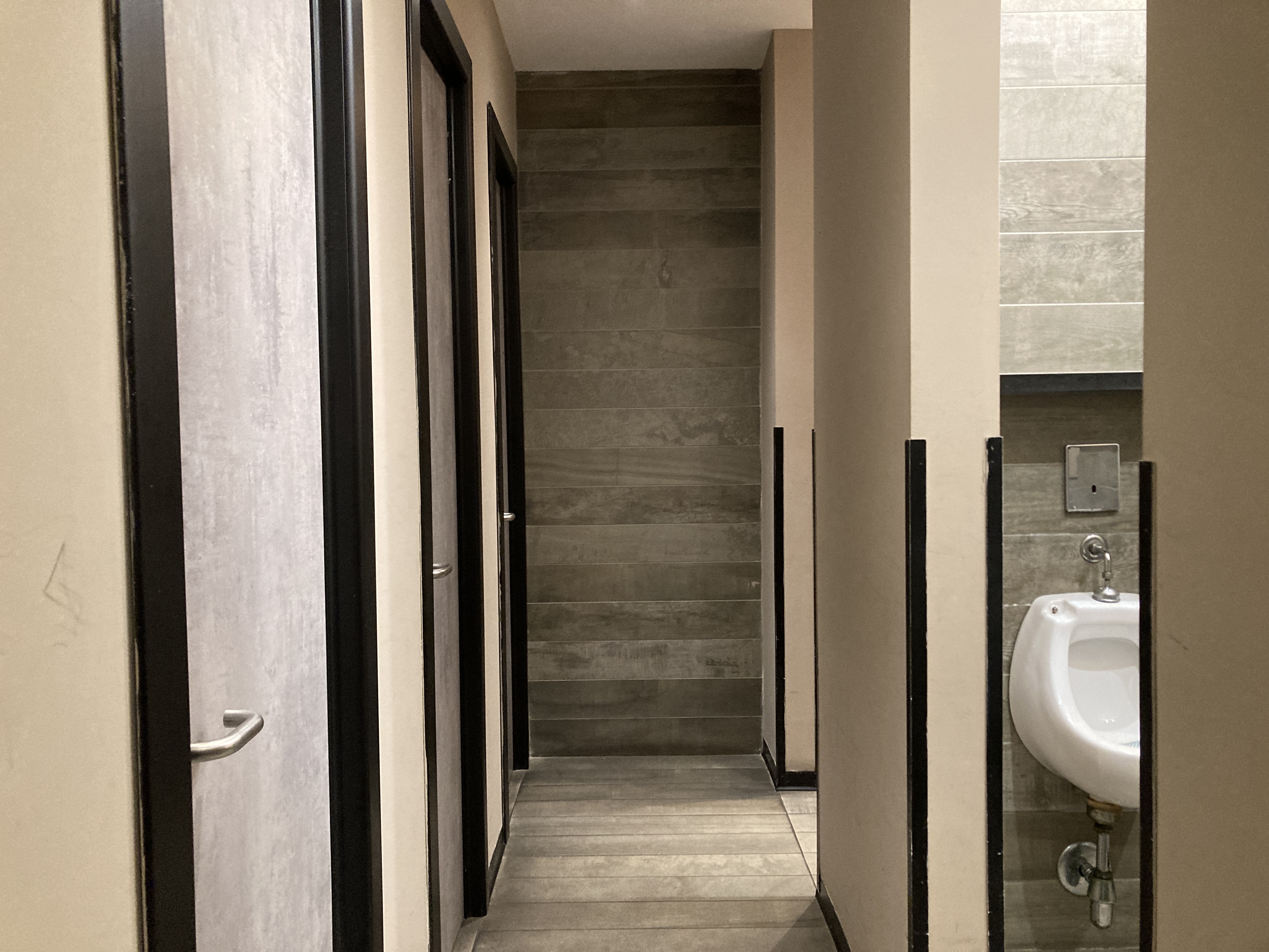 Plaza Premium Lounge Rome FCO bathroom