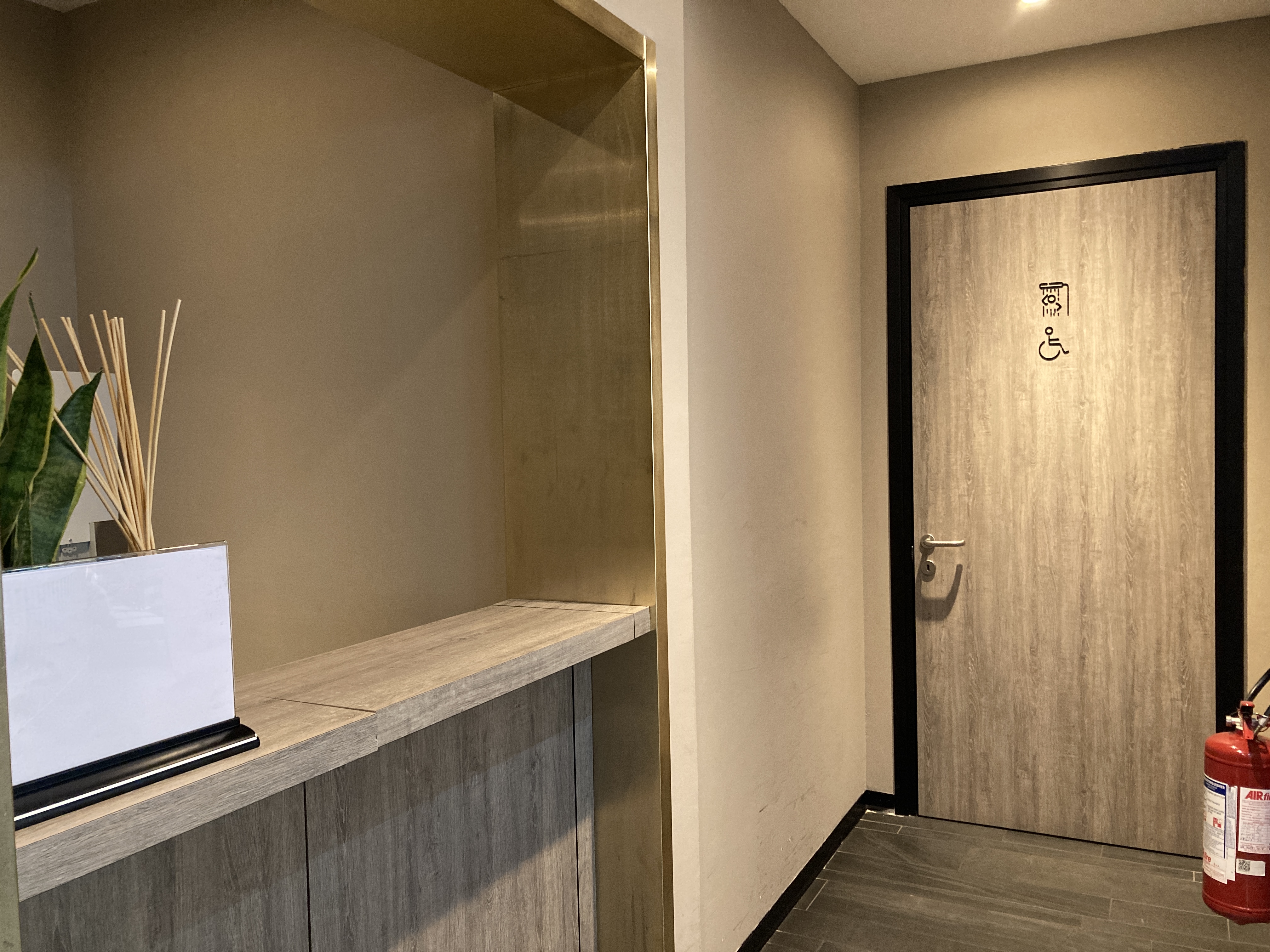 Plaza Premium Lounge Rome FCO shower entrance