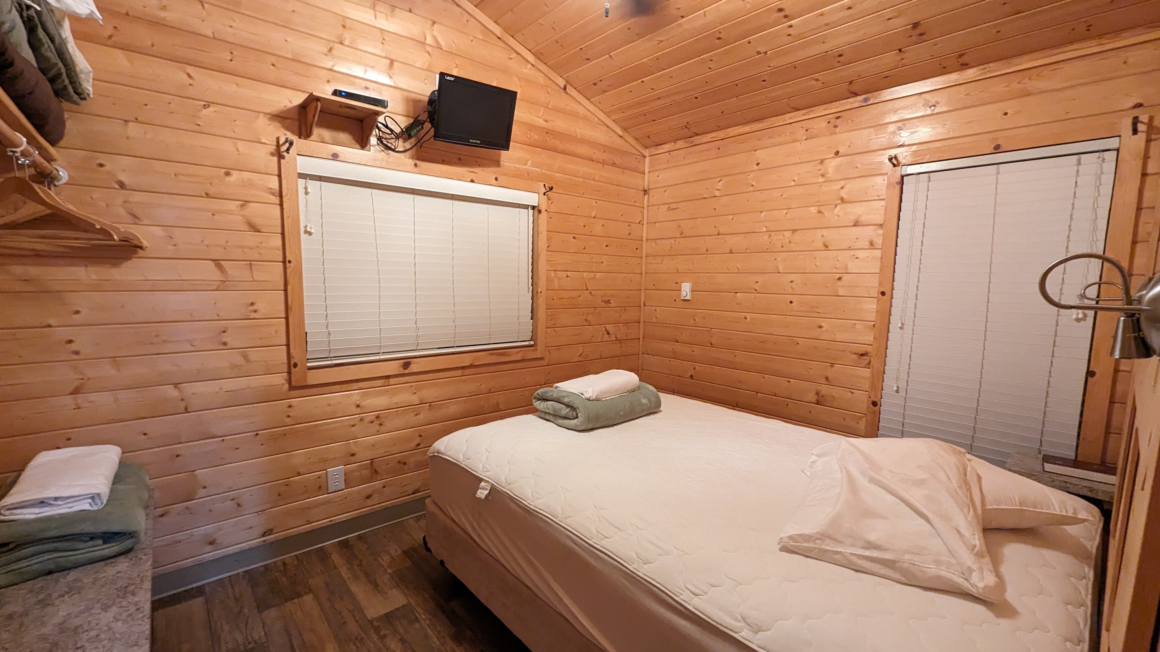 Thousand Trails Yosemite Lakes bedroom
