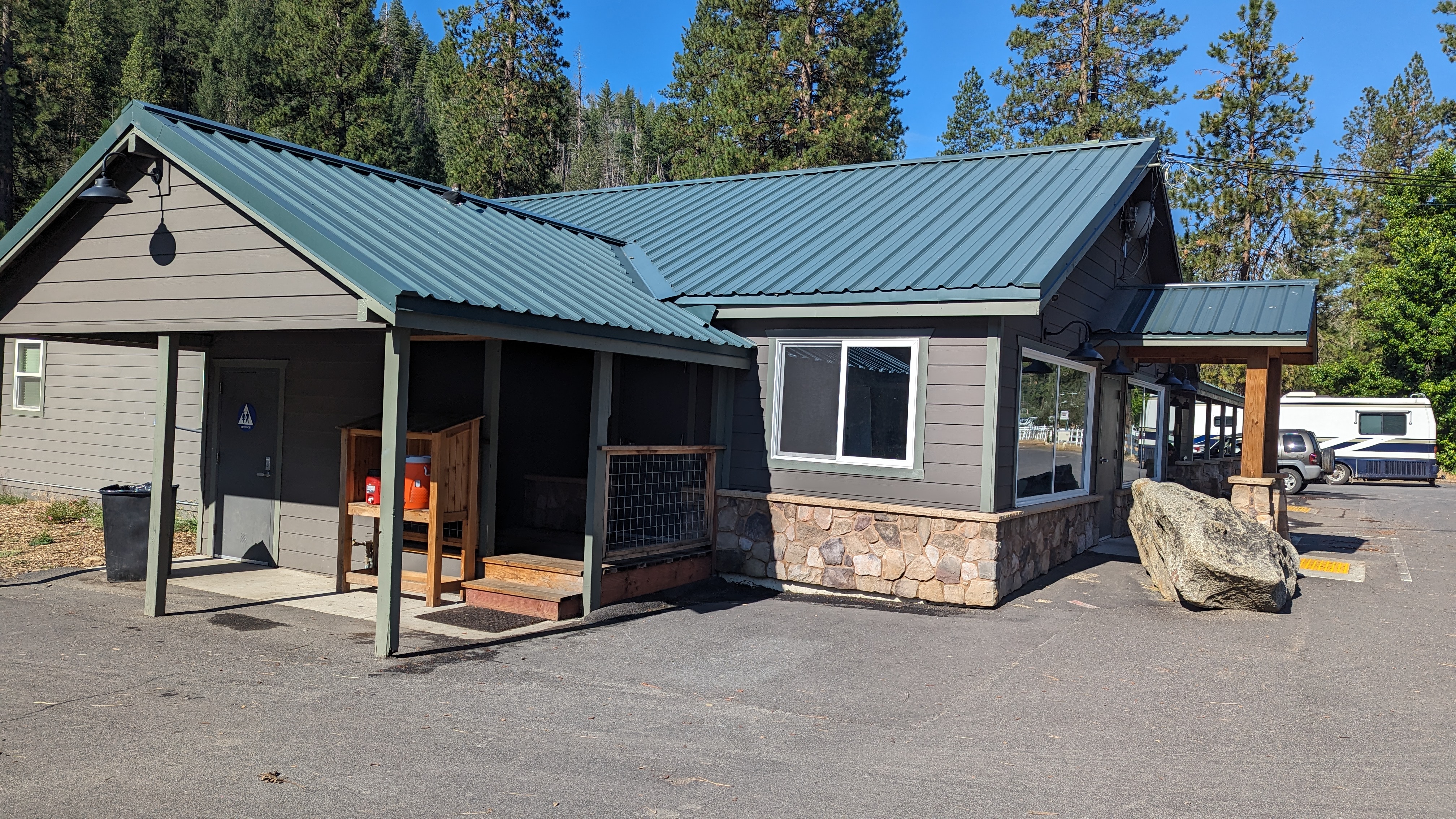 Thousand Trails Yosemite Lakes check in water and restroom