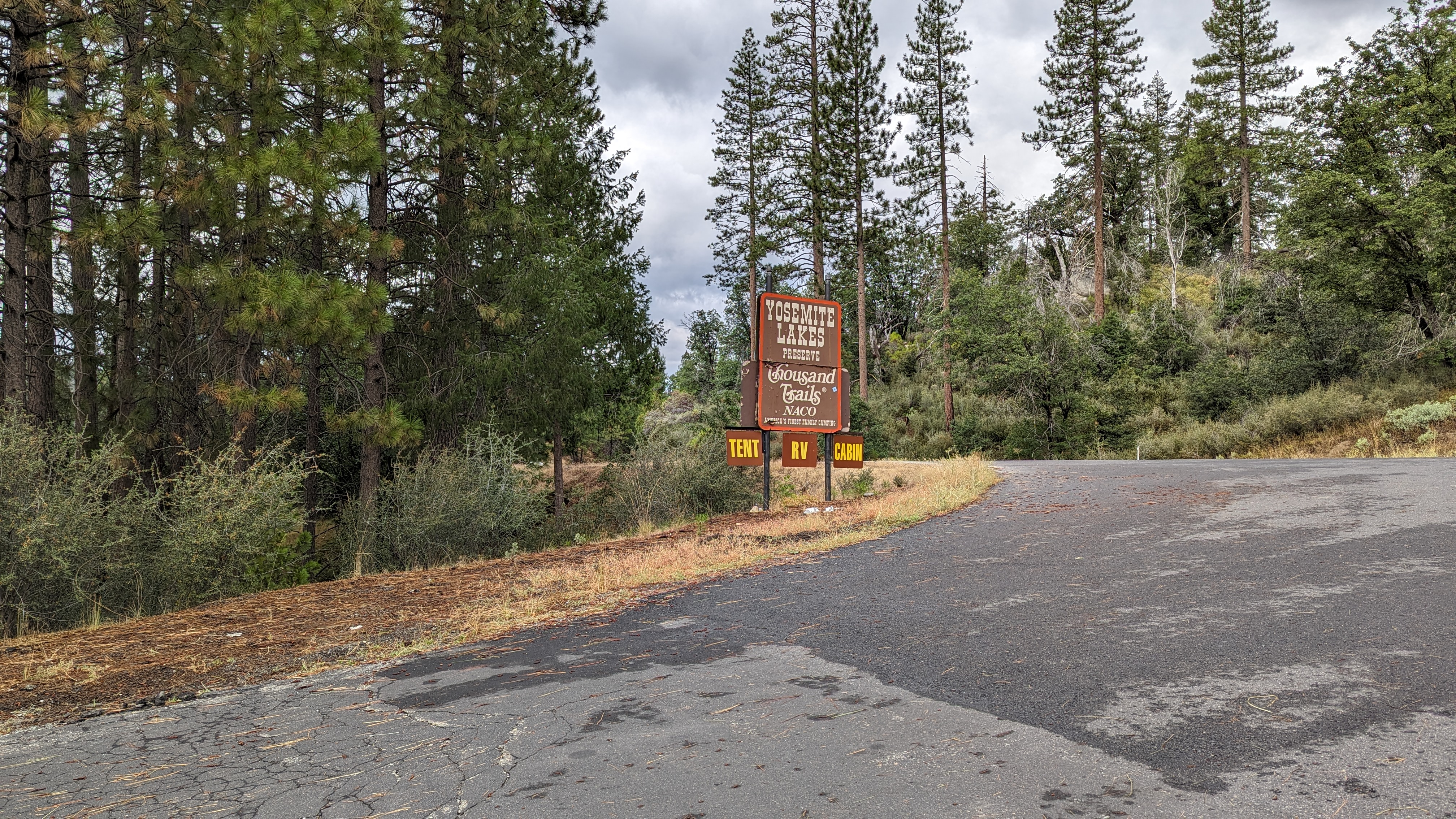 Thousand Trails Yosemite Lakes general store entrance sign