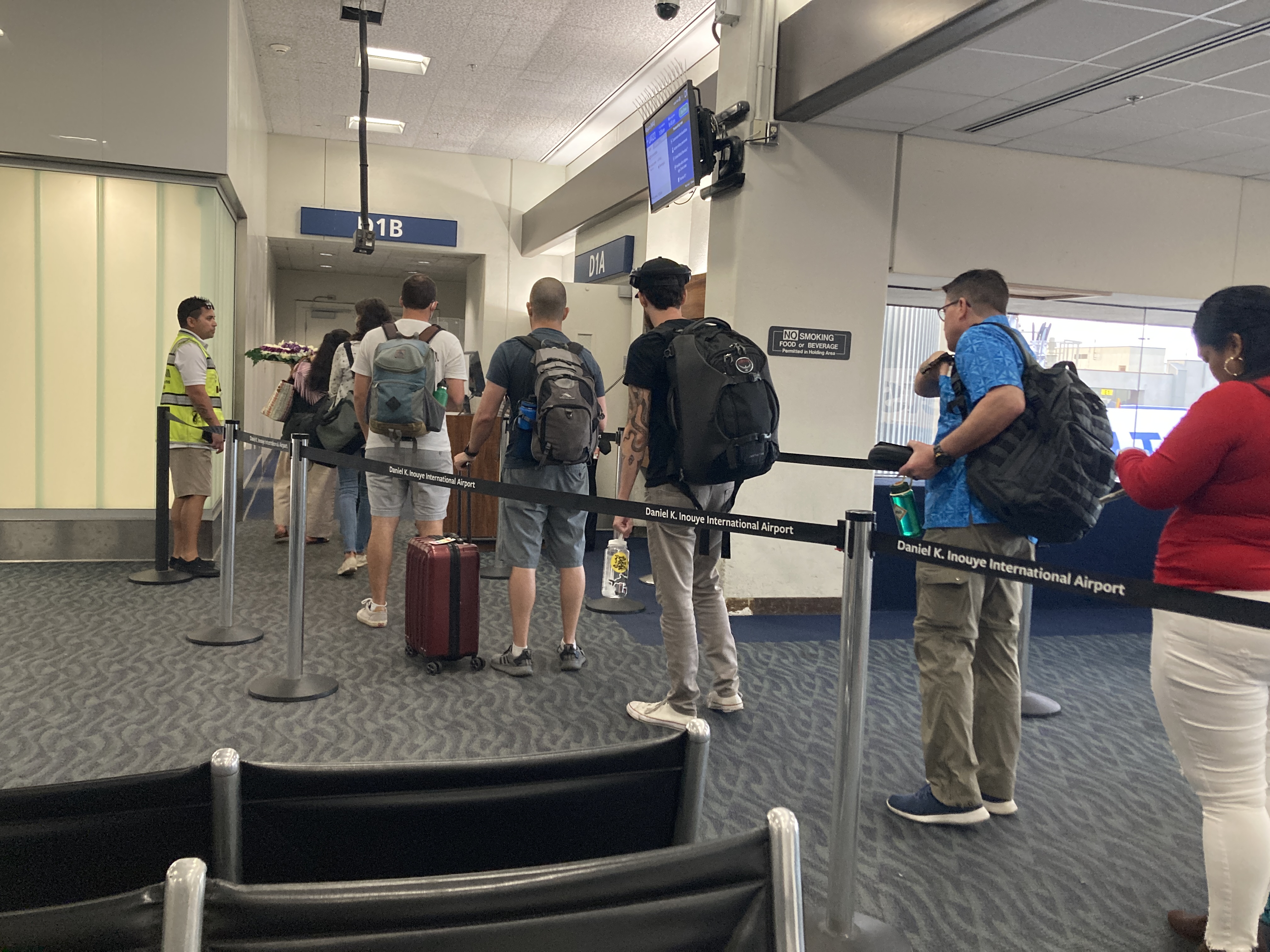 United B737 800 Island Hopper HNL PNI boarding