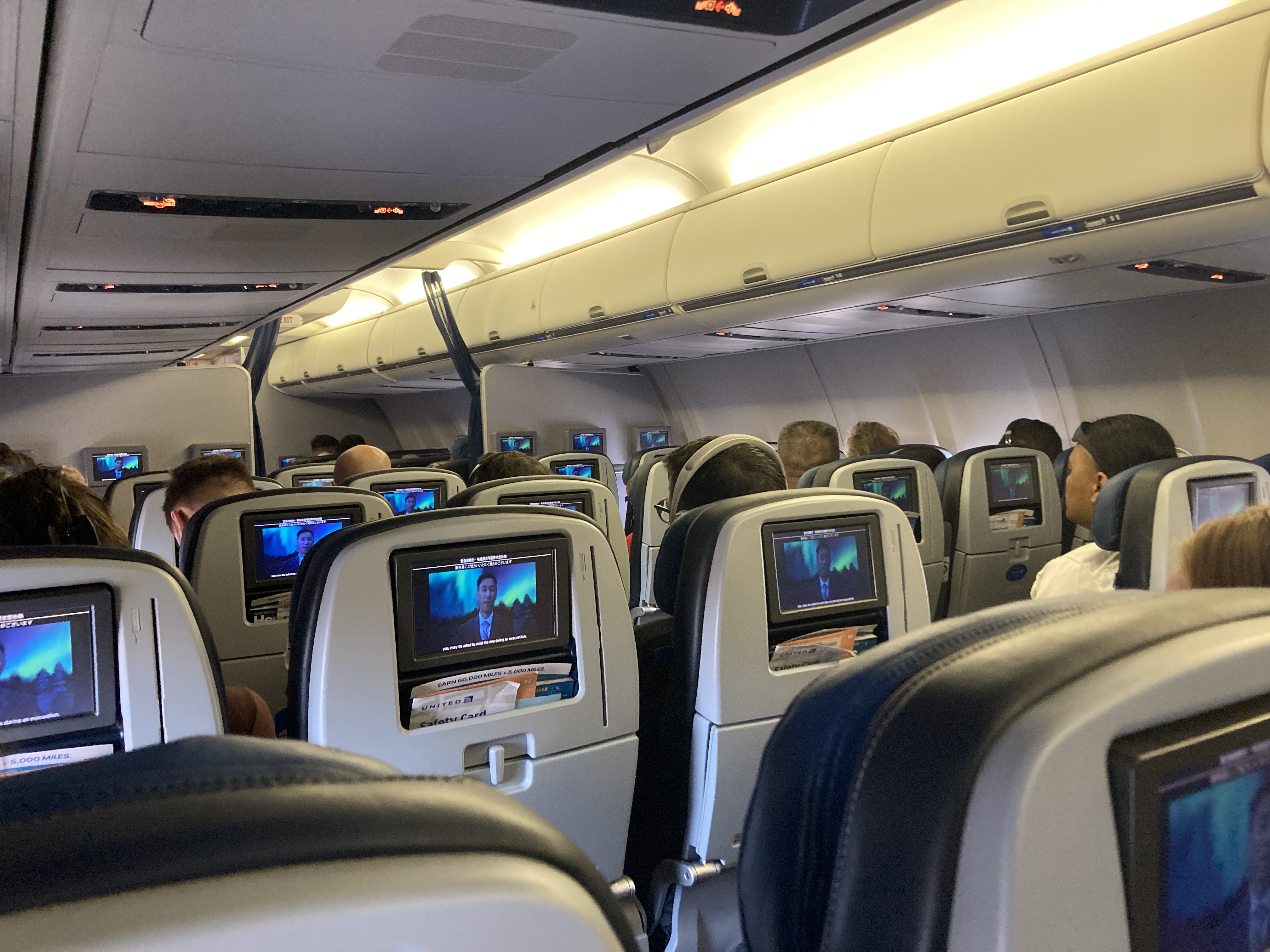 United B737 800 Island Hopper HNL PNI economy cabin