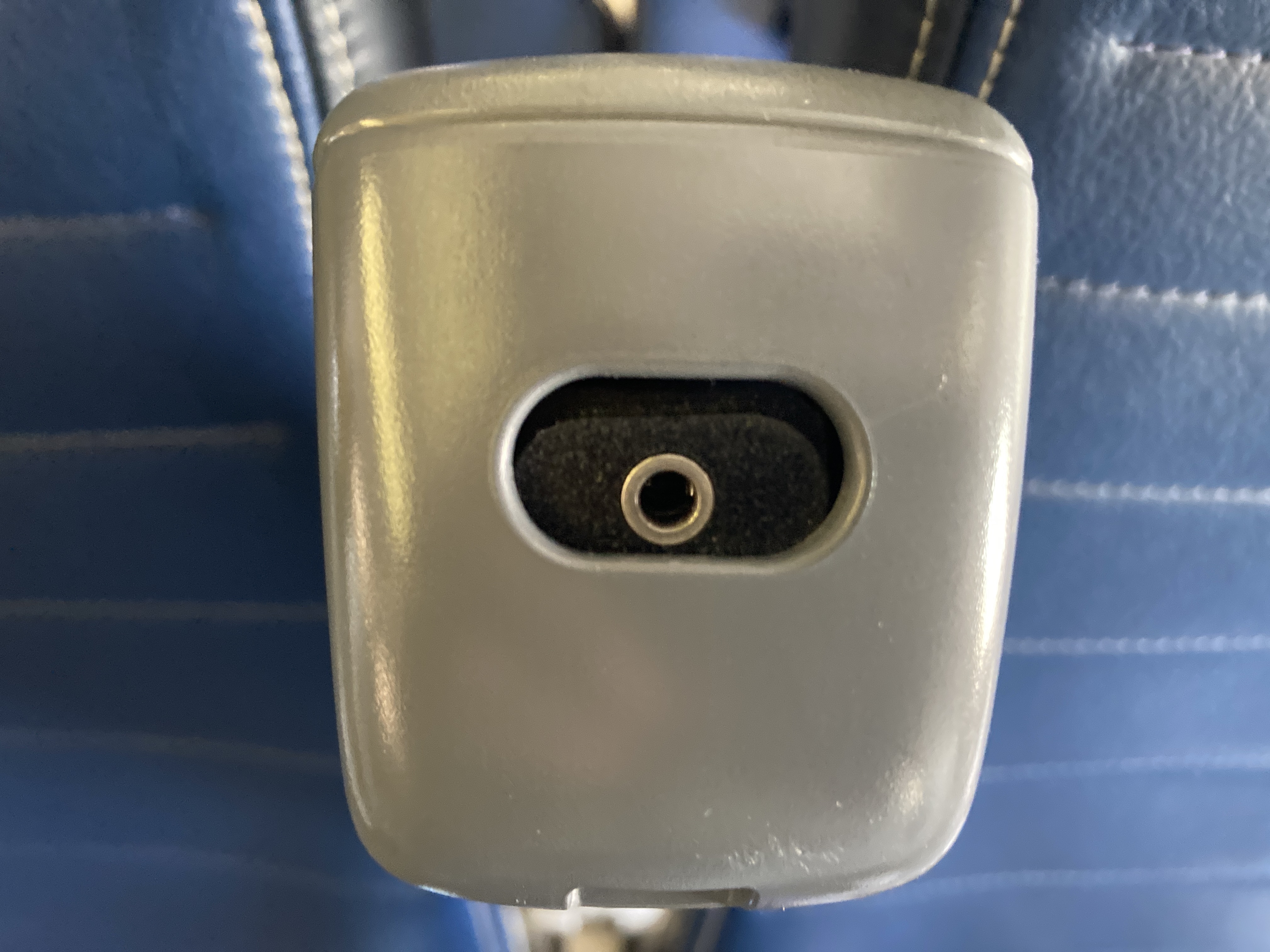 United B737 800 Island Hopper HNL PNI headphone jack