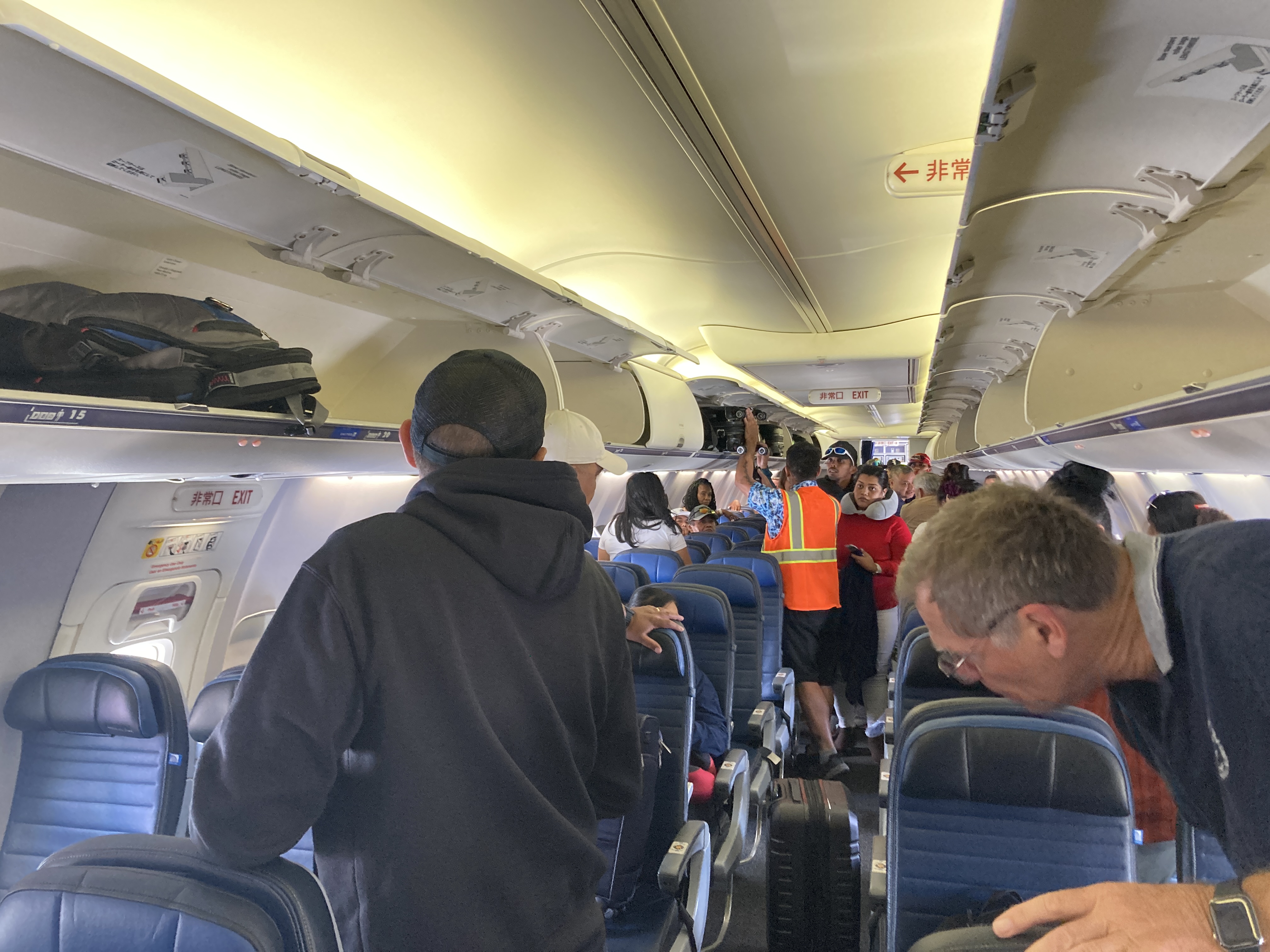 United B737 800 Island Hopper HNL PNI inspection in MAJ