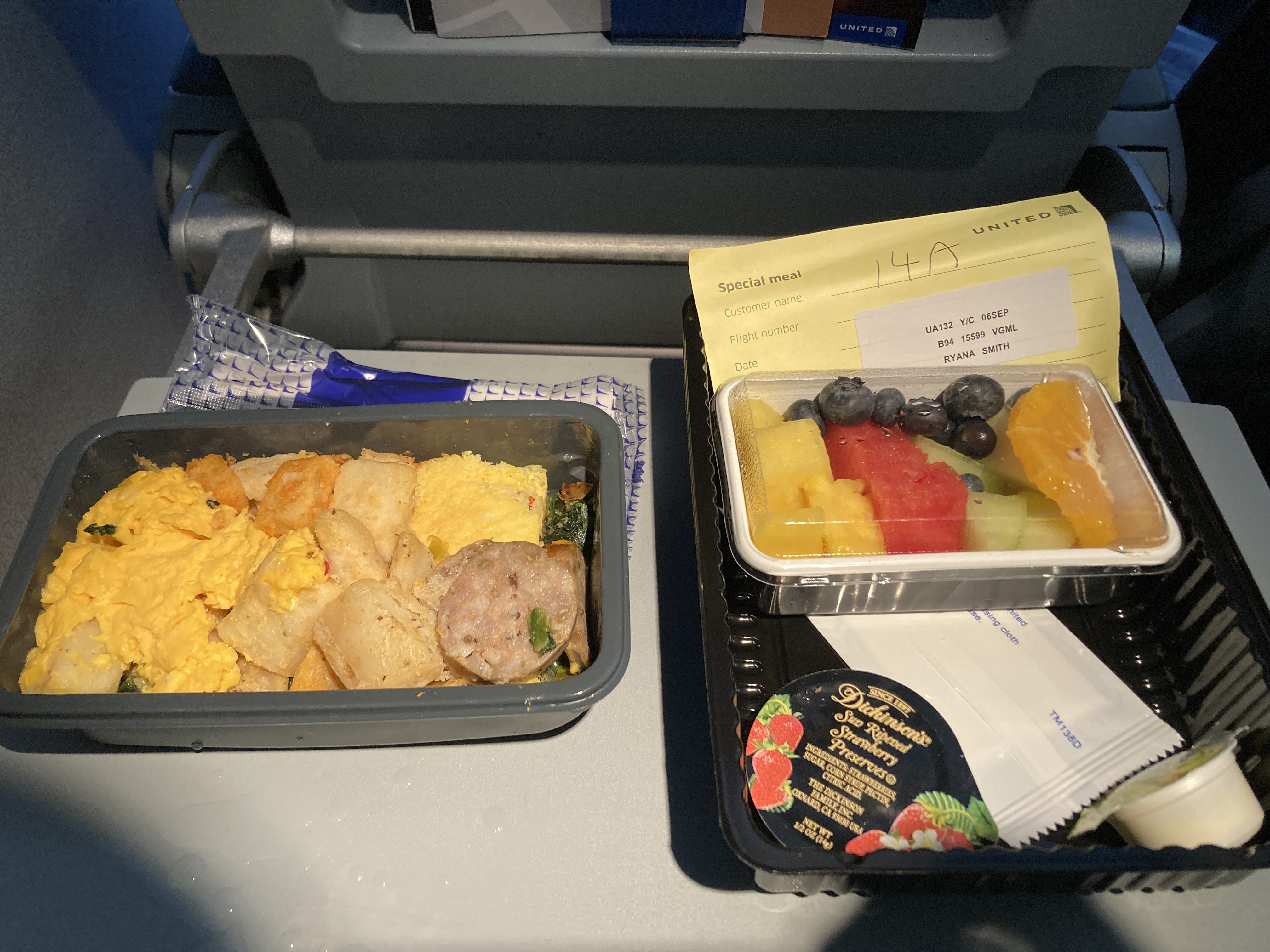 United B737 800 Island Hopper HNL PNI meal service