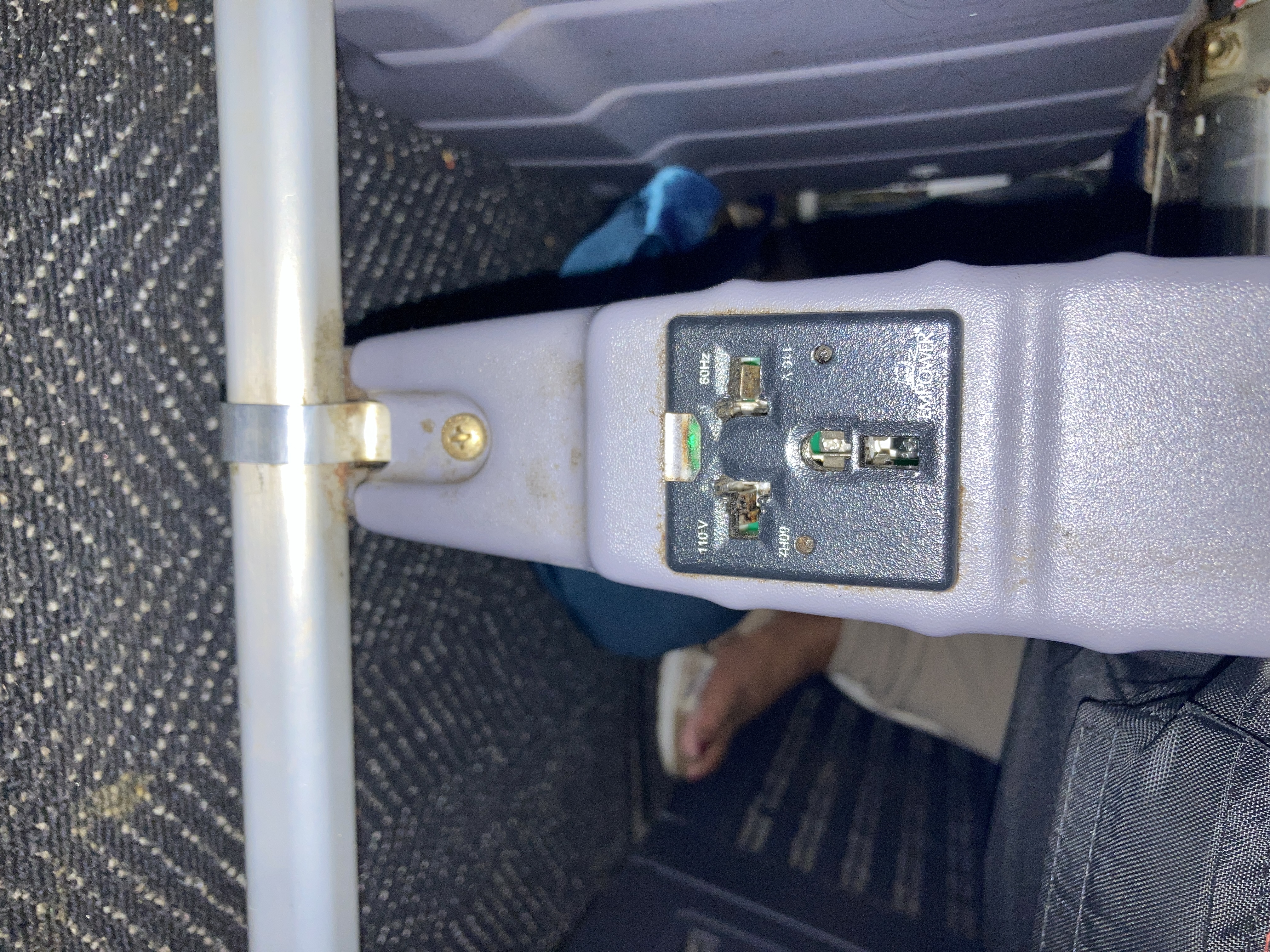 United B737 800 Island Hopper HNL PNI outlet under seat