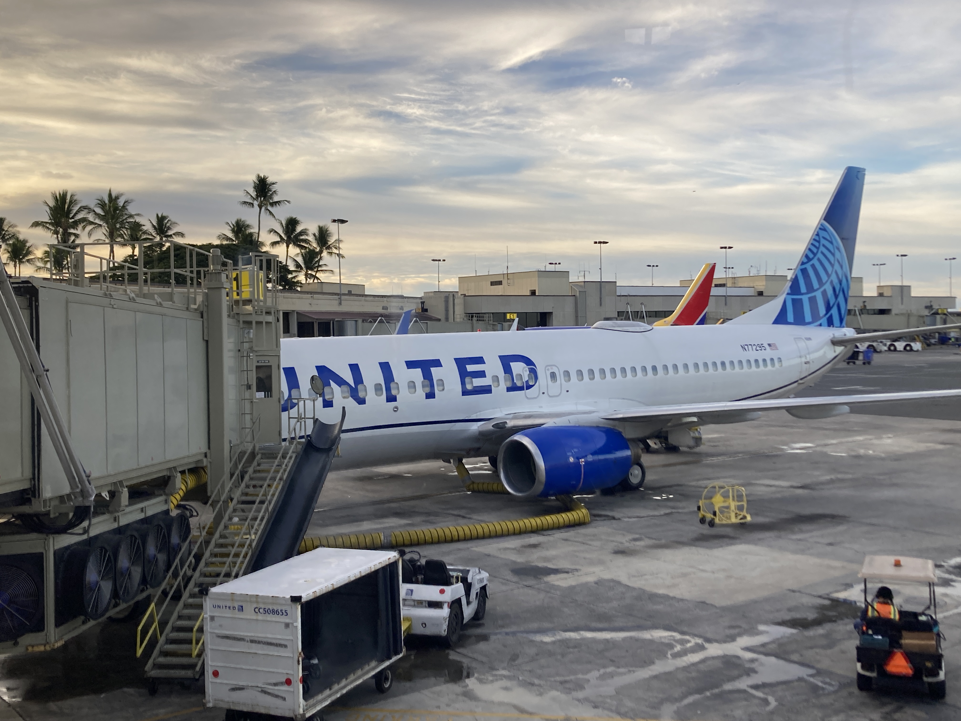 United B737 800 Island Hopper HNL PNI plane at jetbridge