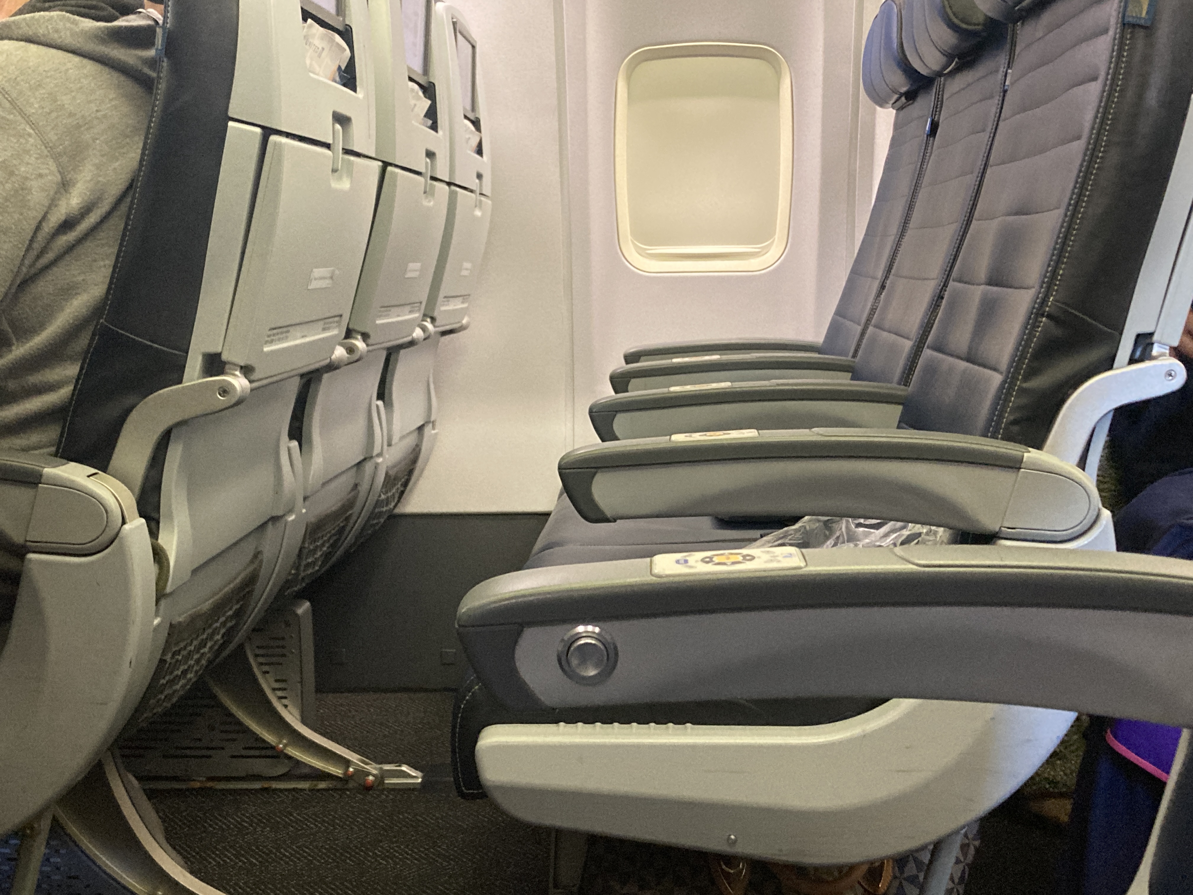 United B737 800 Island Hopper HNL PNI seat pitch