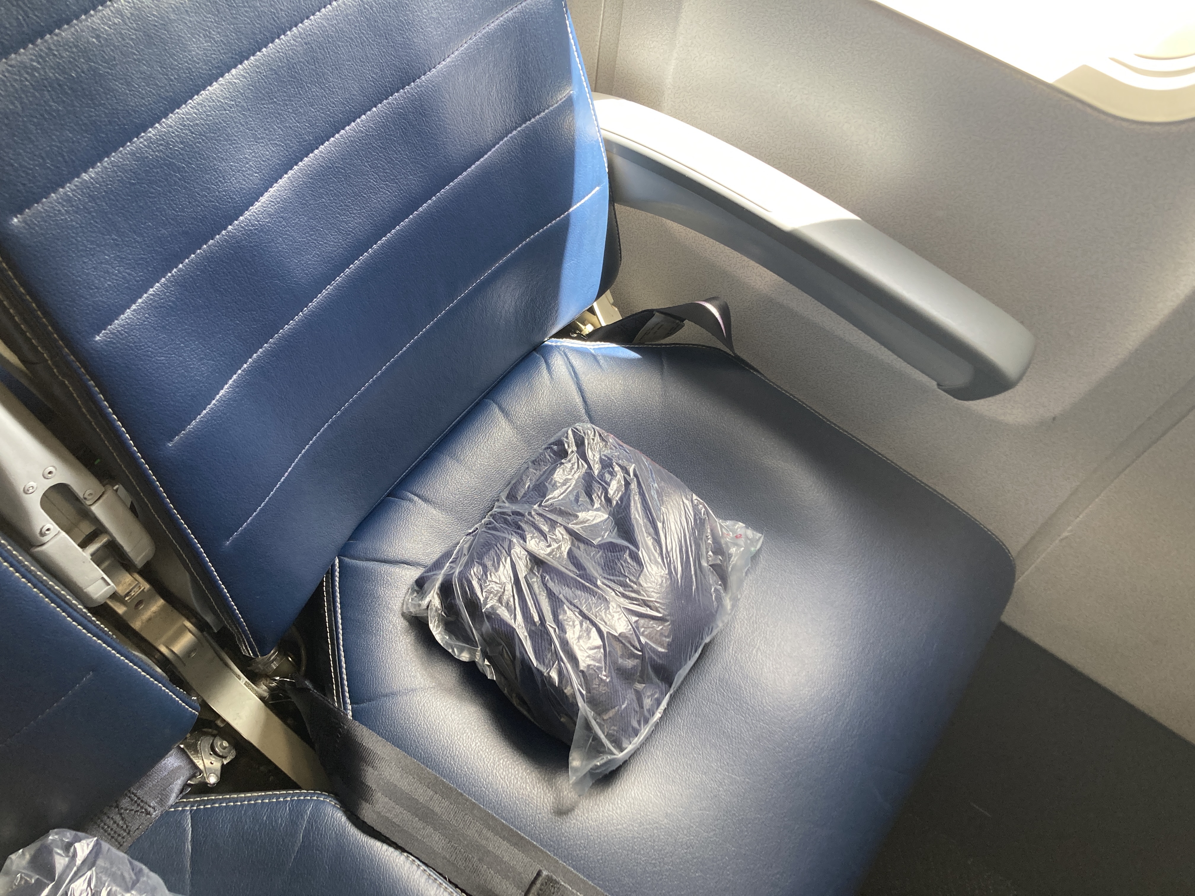 United B737 800 Island Hopper HNL PNI seat