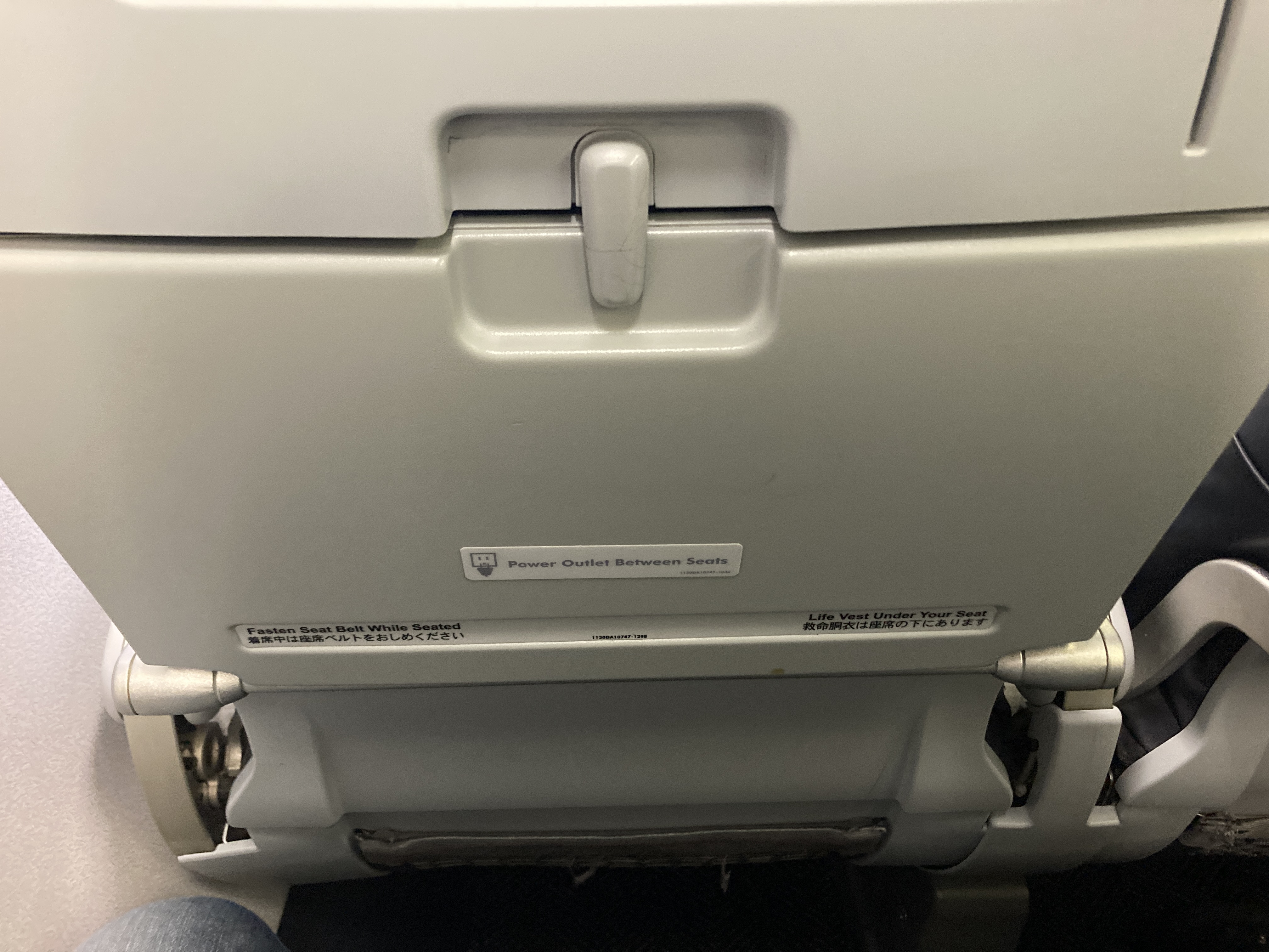 United B737 800 Island Hopper HNL PNI tray table