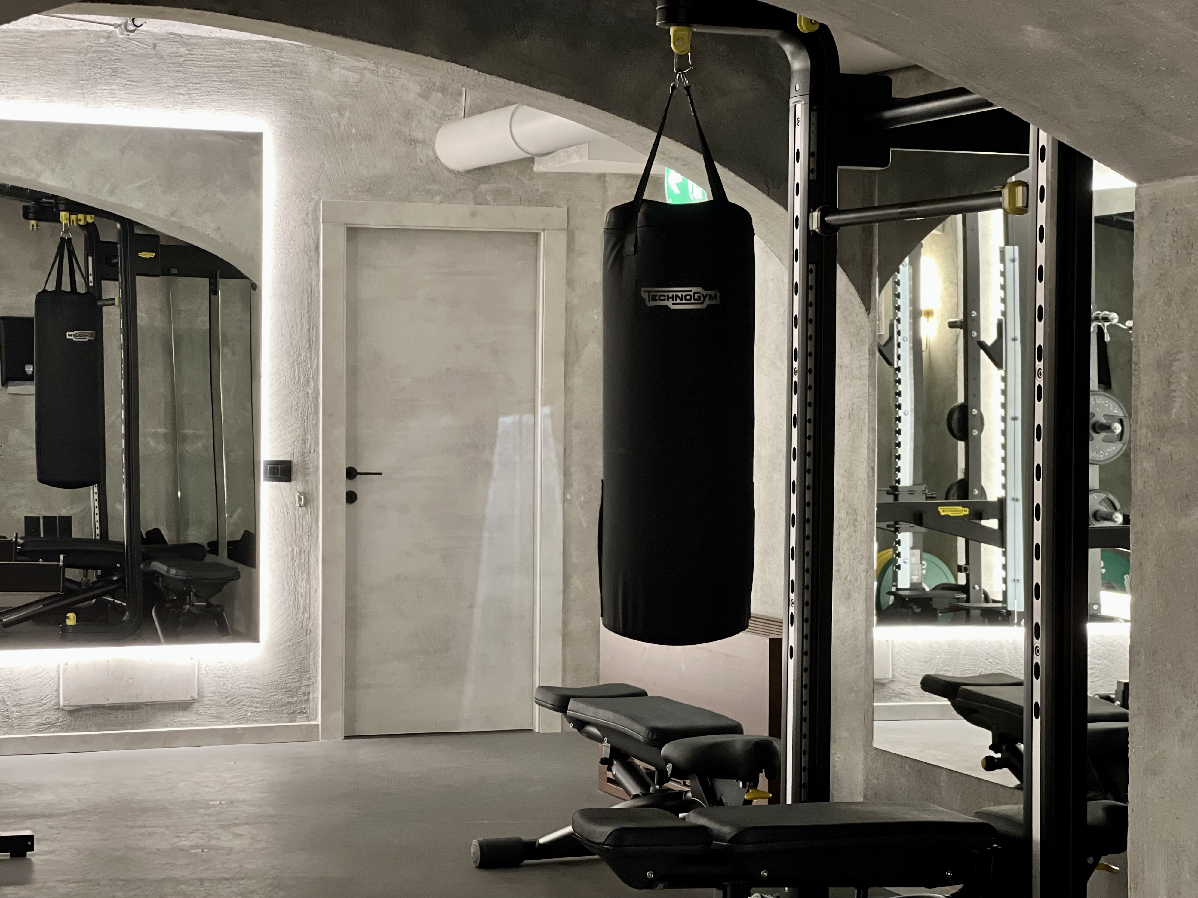 W Rome gym punch bag