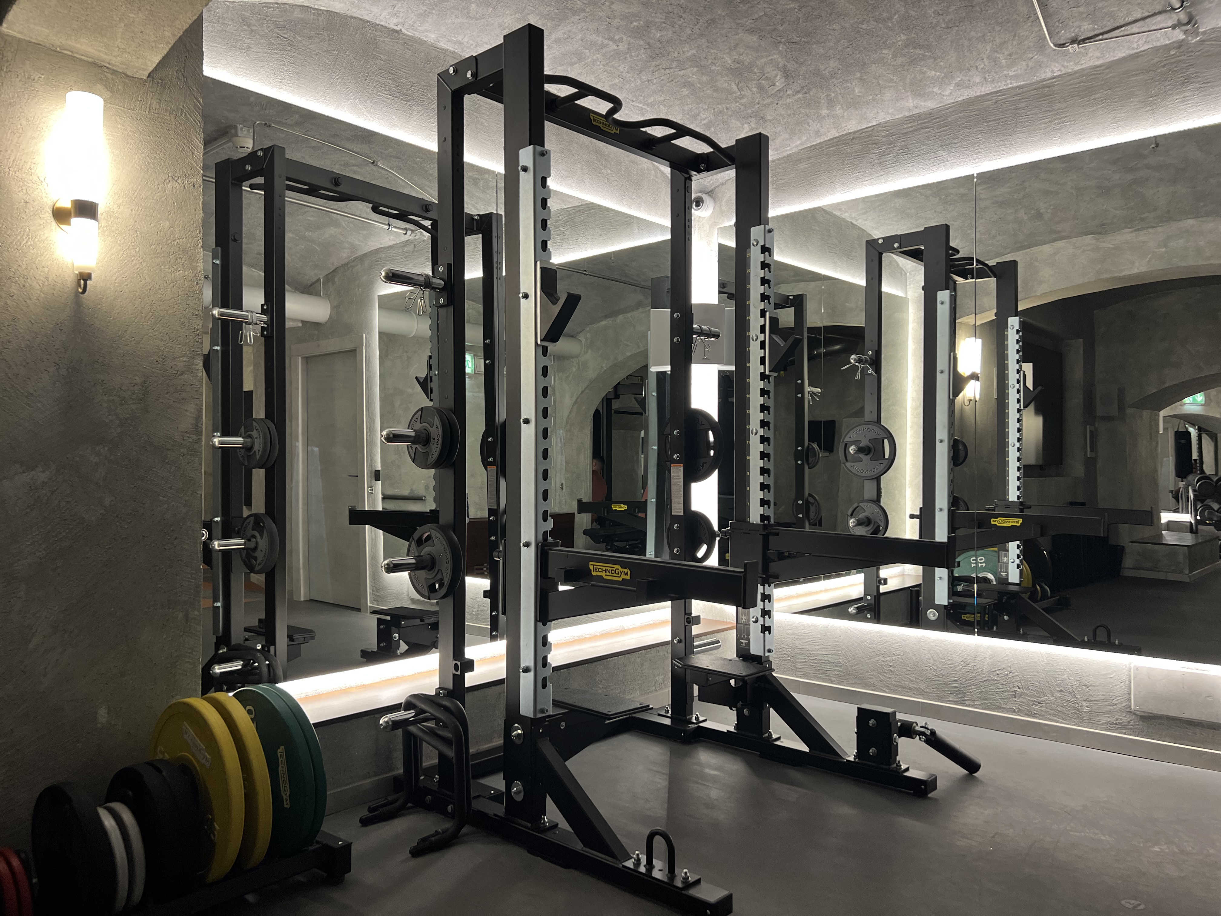 W Rome gym squat rack