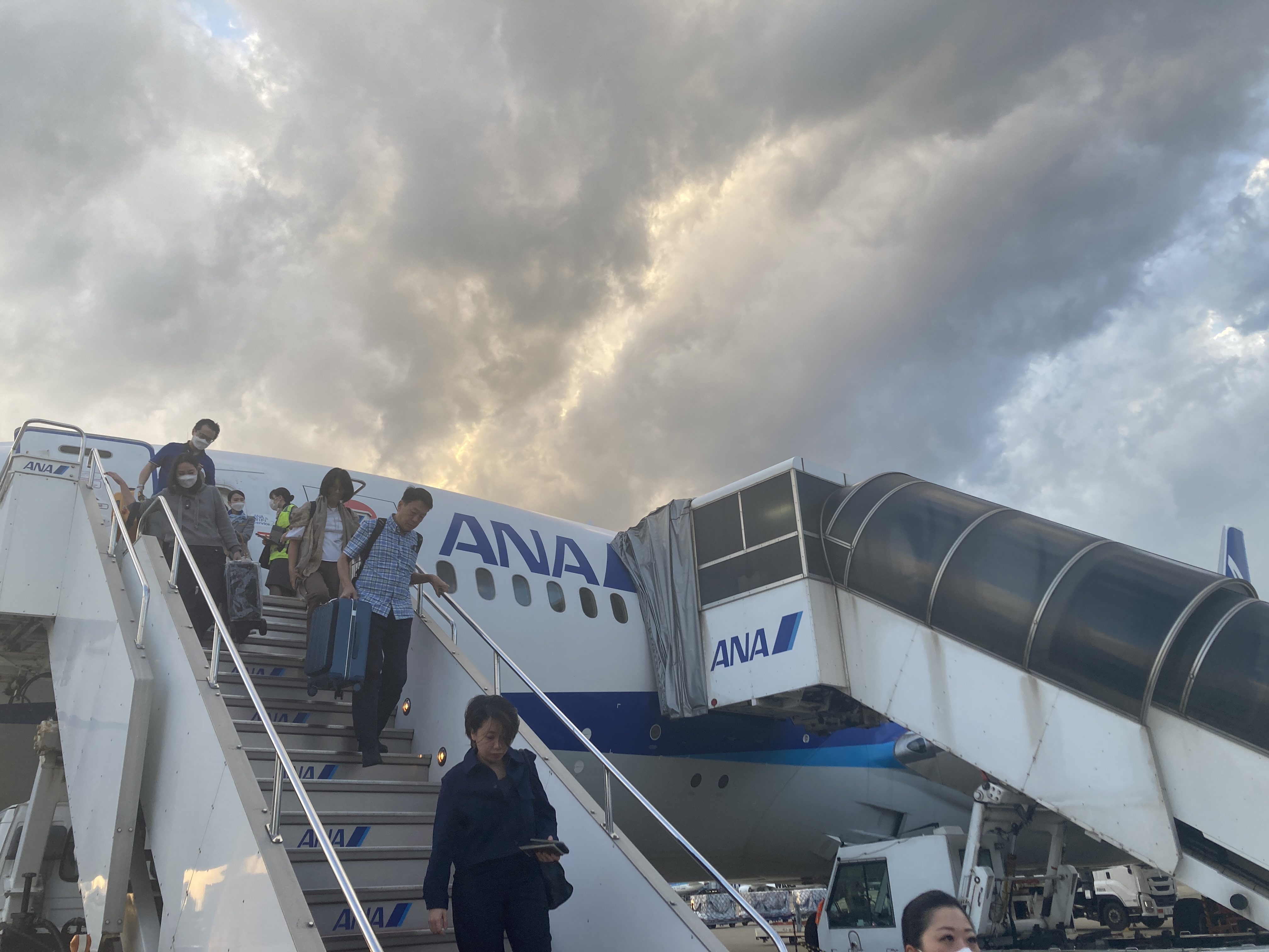 ANA B787 8 deplaning by stairs at HND ANA B787 8 deplaning by stairs at HND