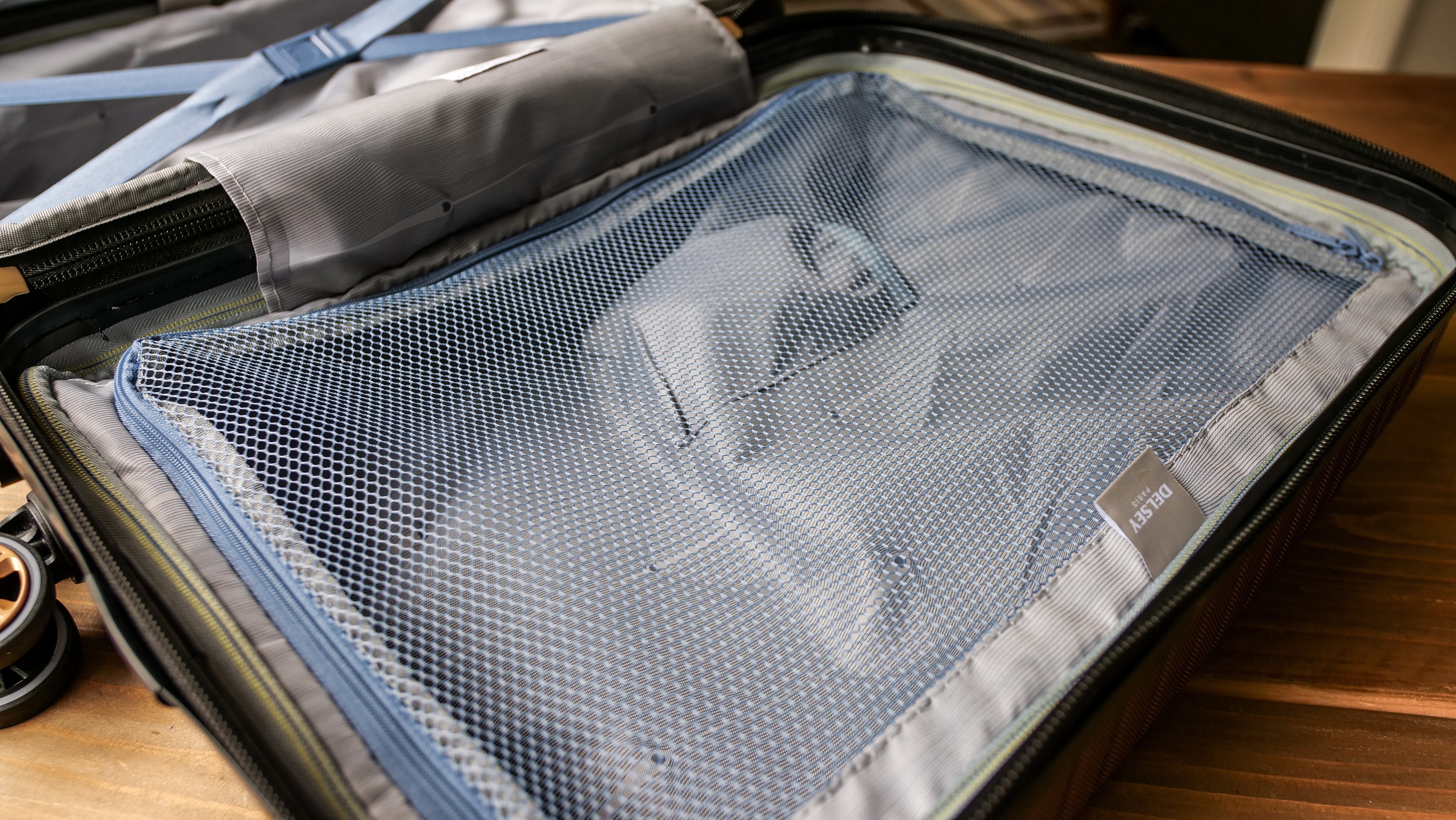 Delsey Paris Cruise 3.0 Hardside zippered divider