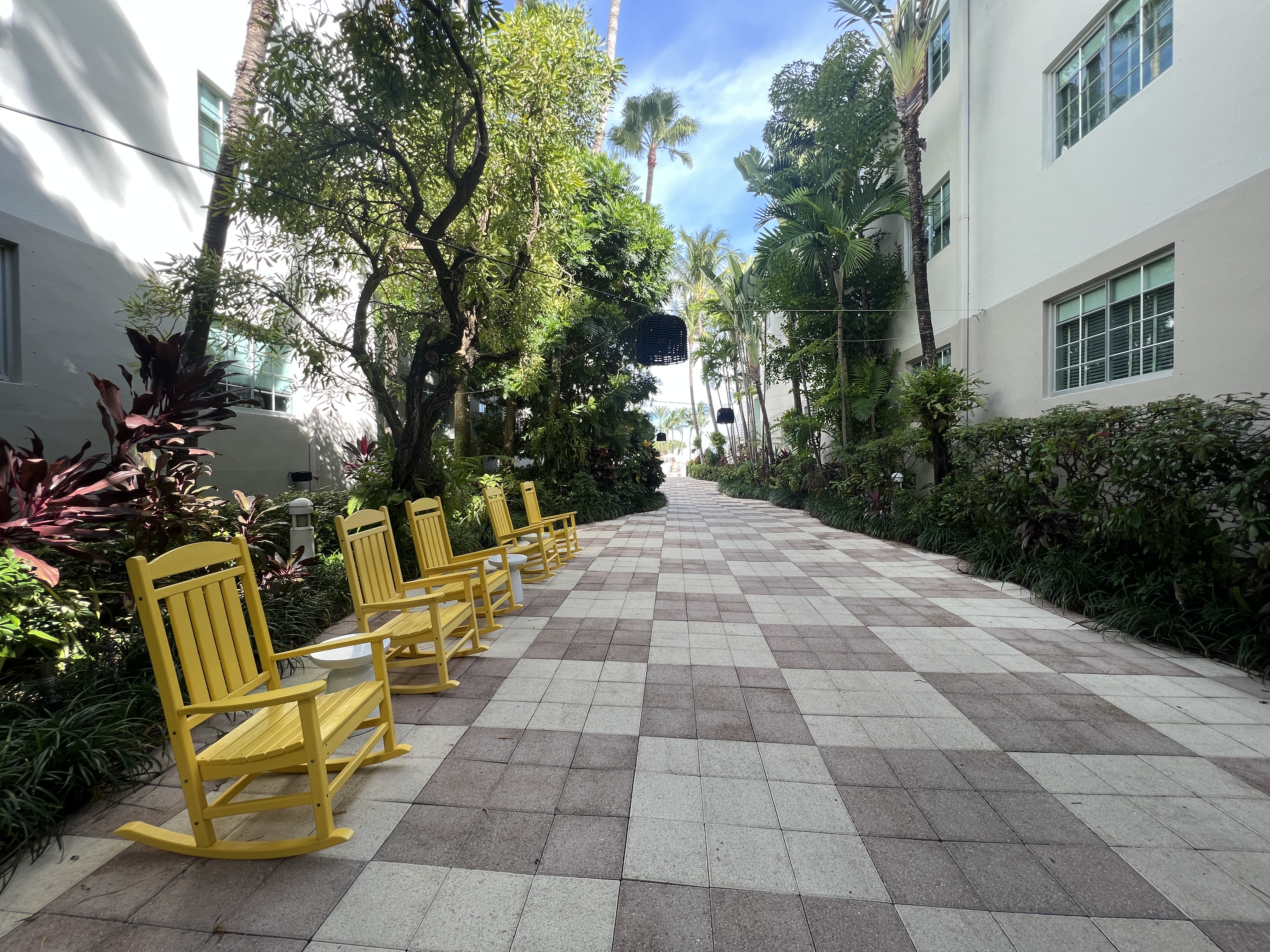 Kimpton Surfcomber Courtyard