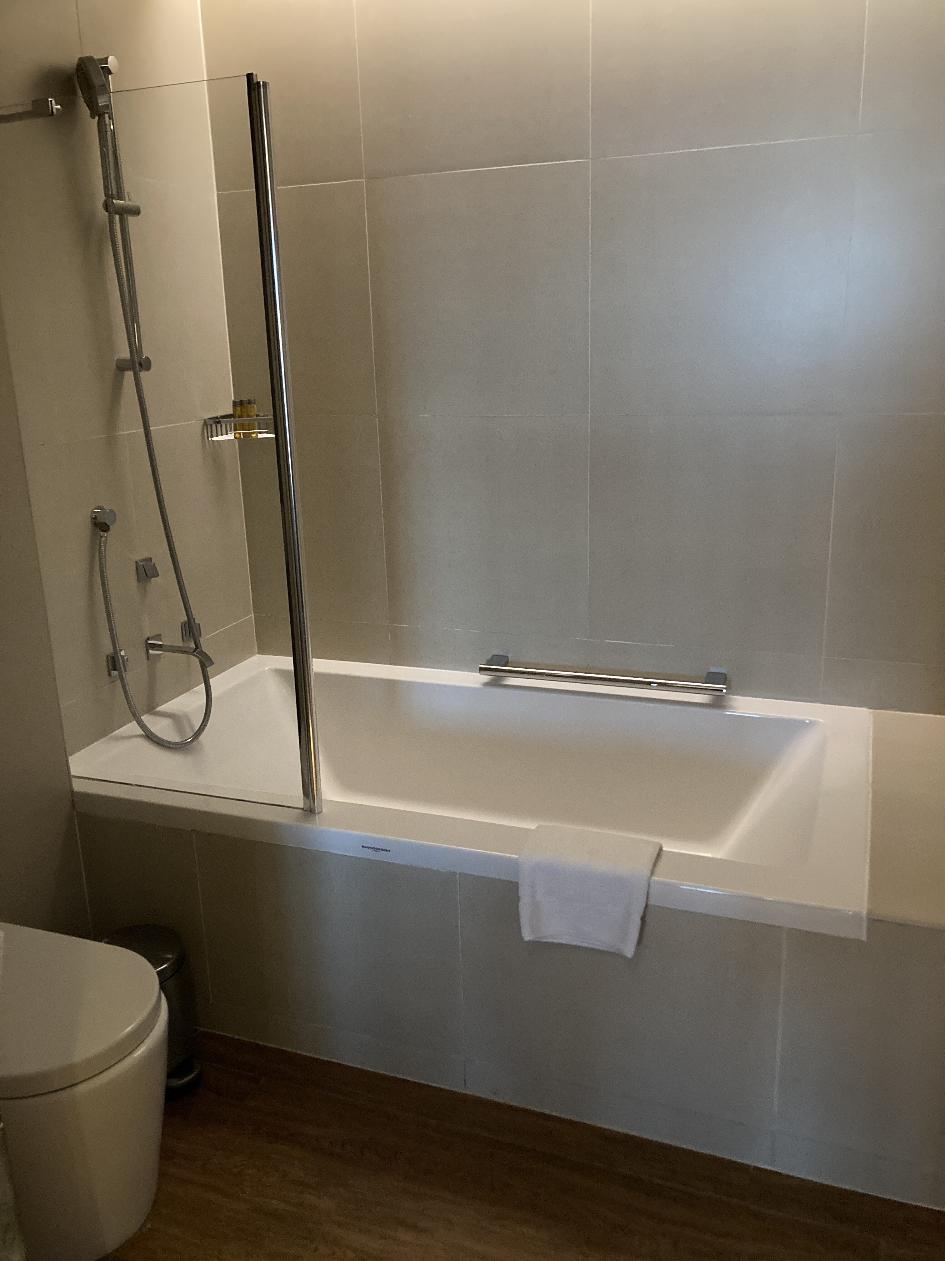 Lapita Dubai Parks and Resorts Autograph Collection 2 queen shower tub Lapita Dubai Parks and Resorts Autograph Collection 2 queen shower tub
