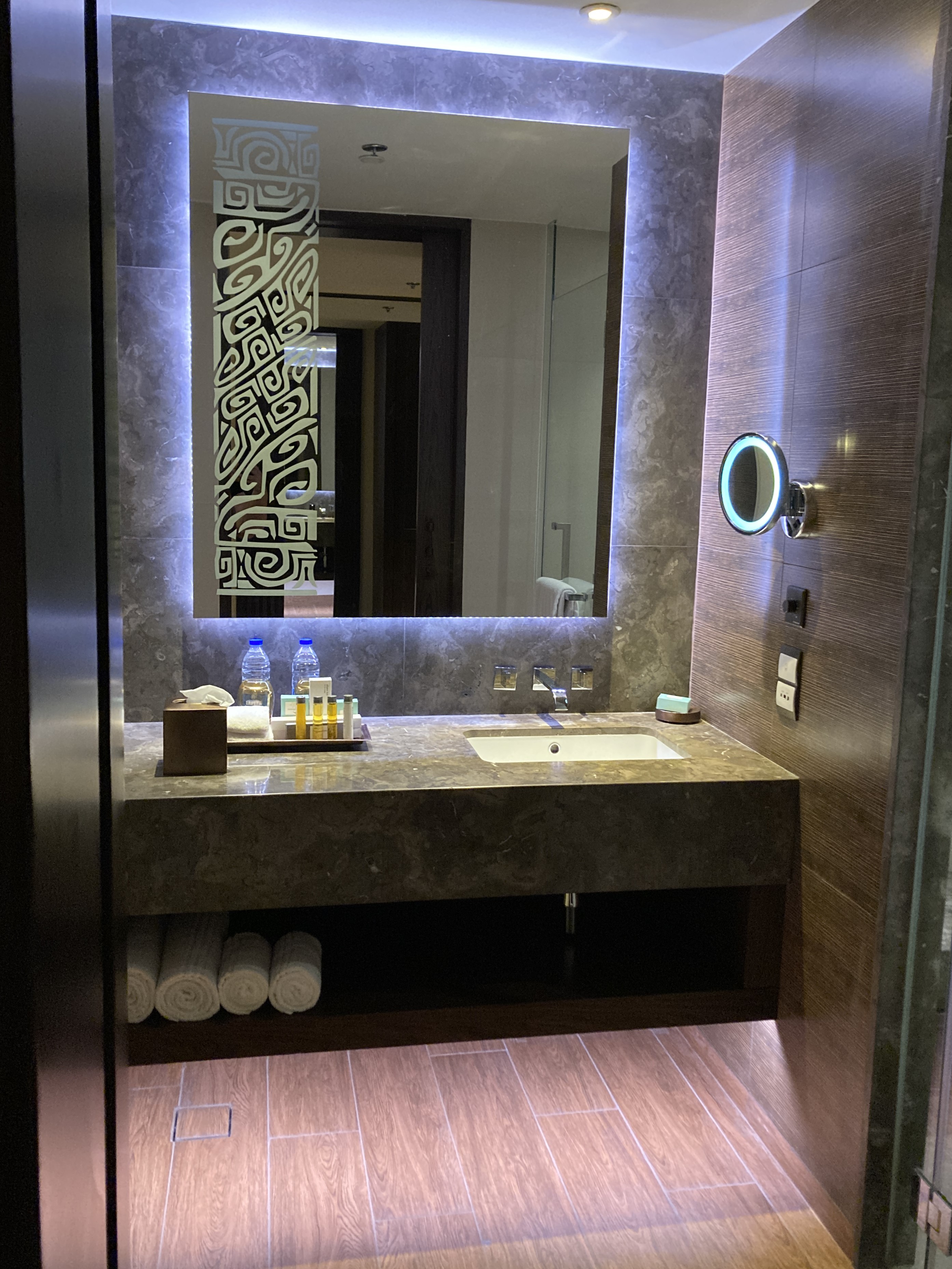 Lapita Dubai Parks and Resorts Autograph Collection junior suite bathroom Lapita Dubai Parks and Resorts Autograph Collection junior suite bathroom vanity