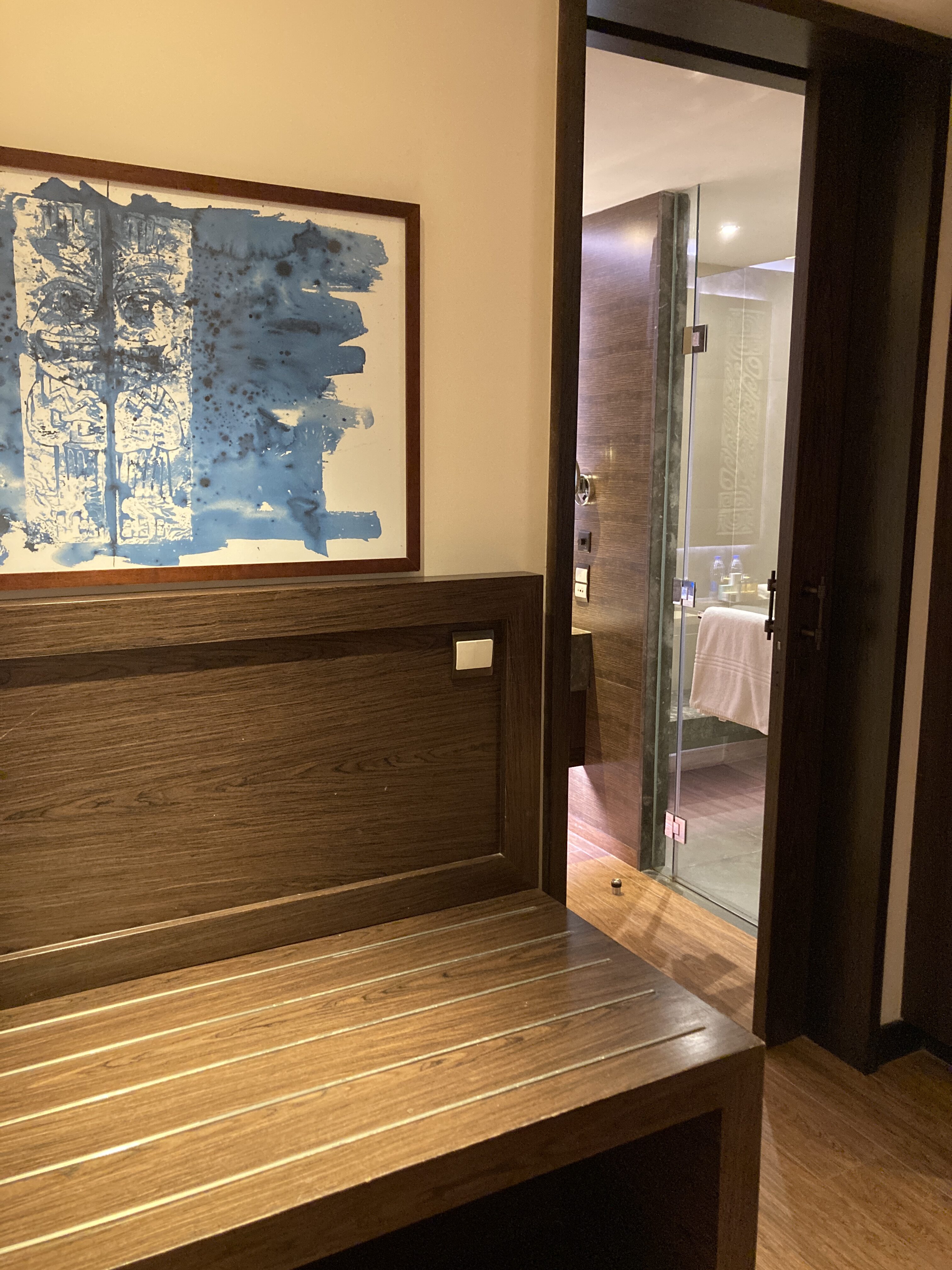Lapita Dubai Parks and Resorts Autograph Collection junior suite luggage bench Lapita Dubai Parks and Resorts Autograph Collection junior suite luggage bench
