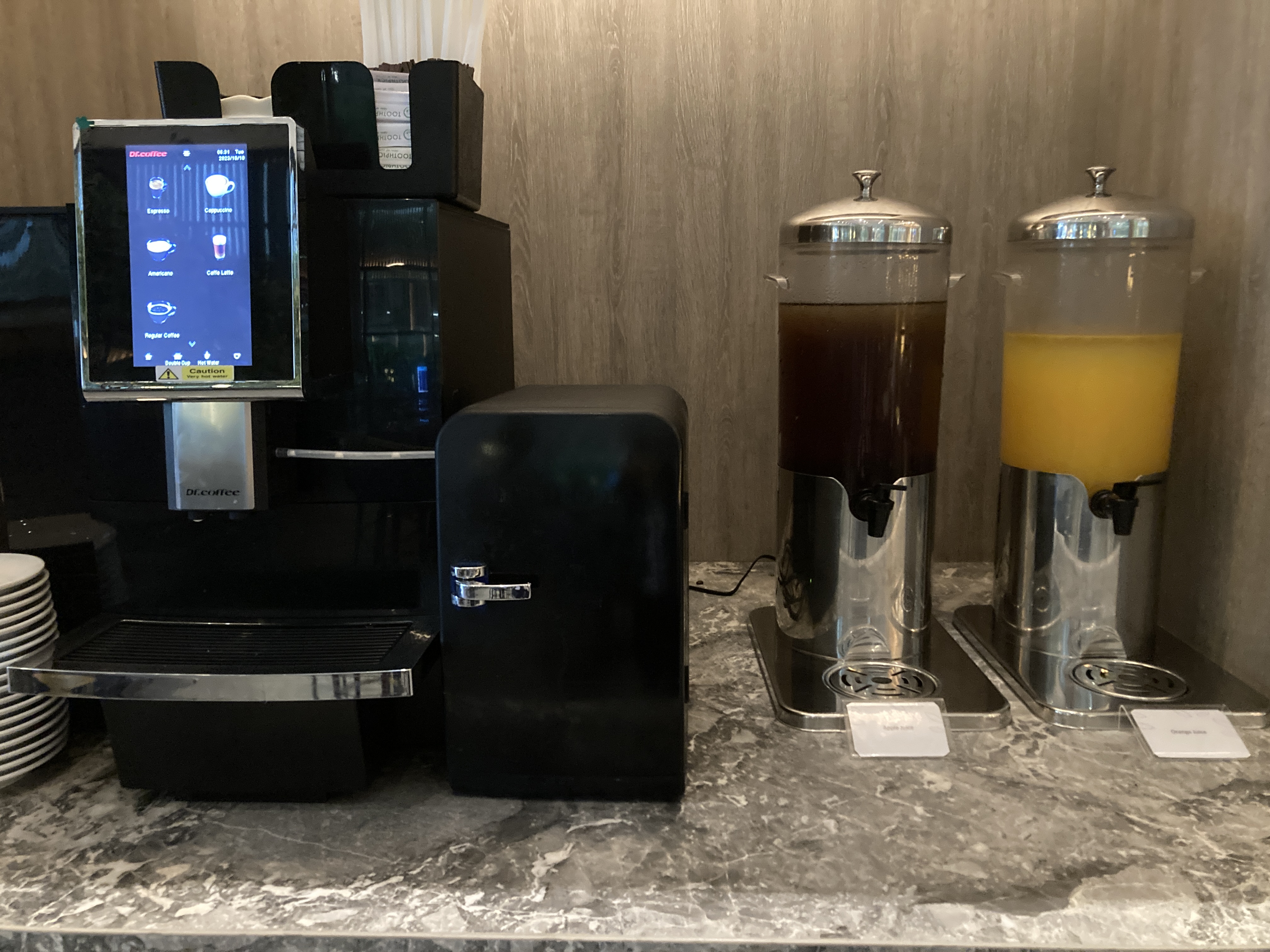 Saphire Plaza Premium Lounge drink station at CGK Saphire Plaza Premium Lounge drink station at CGK
