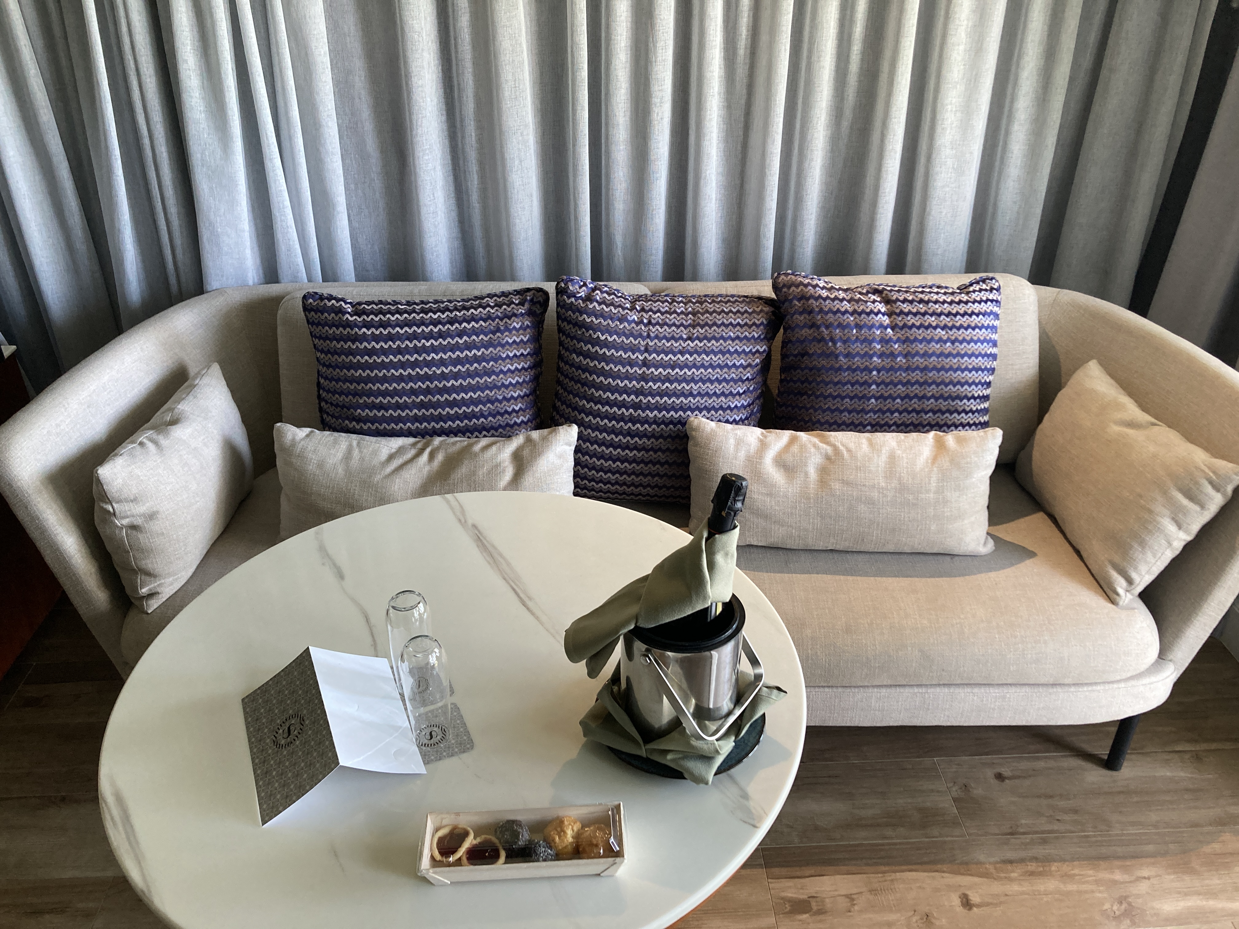 Sheraton Fiji Golf and Beach Resort bedroom seating area