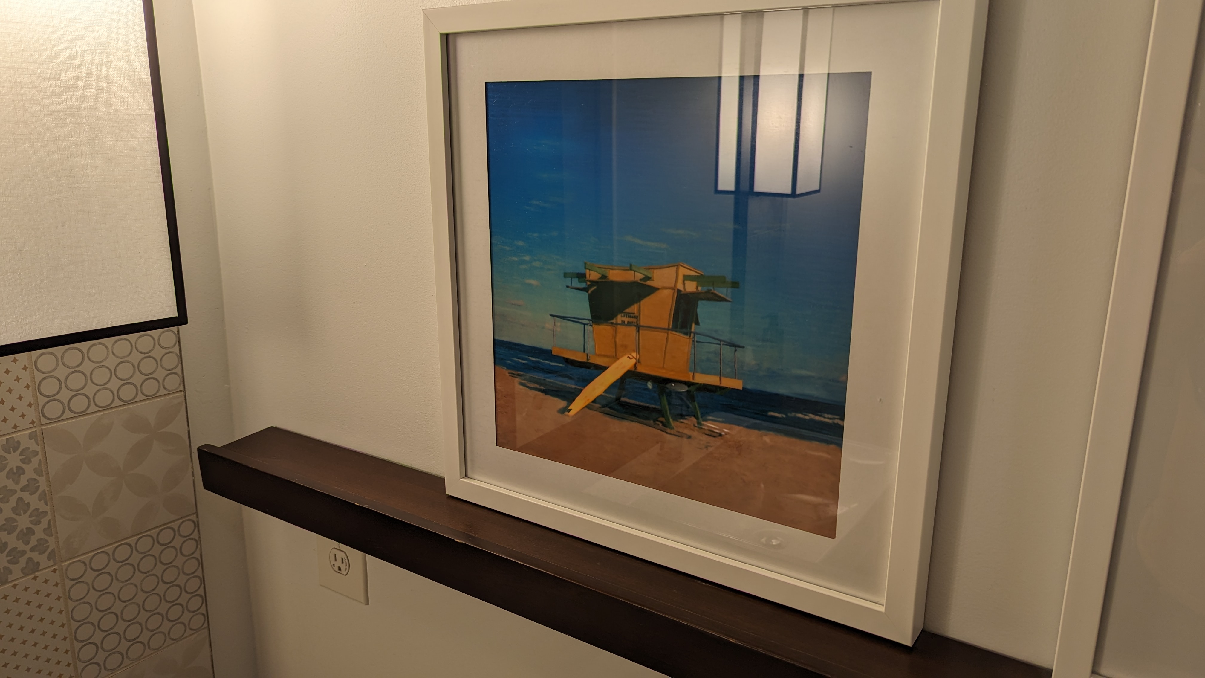 SunCoast Park Hotel Anaheim guestroom bathroom art and shelf