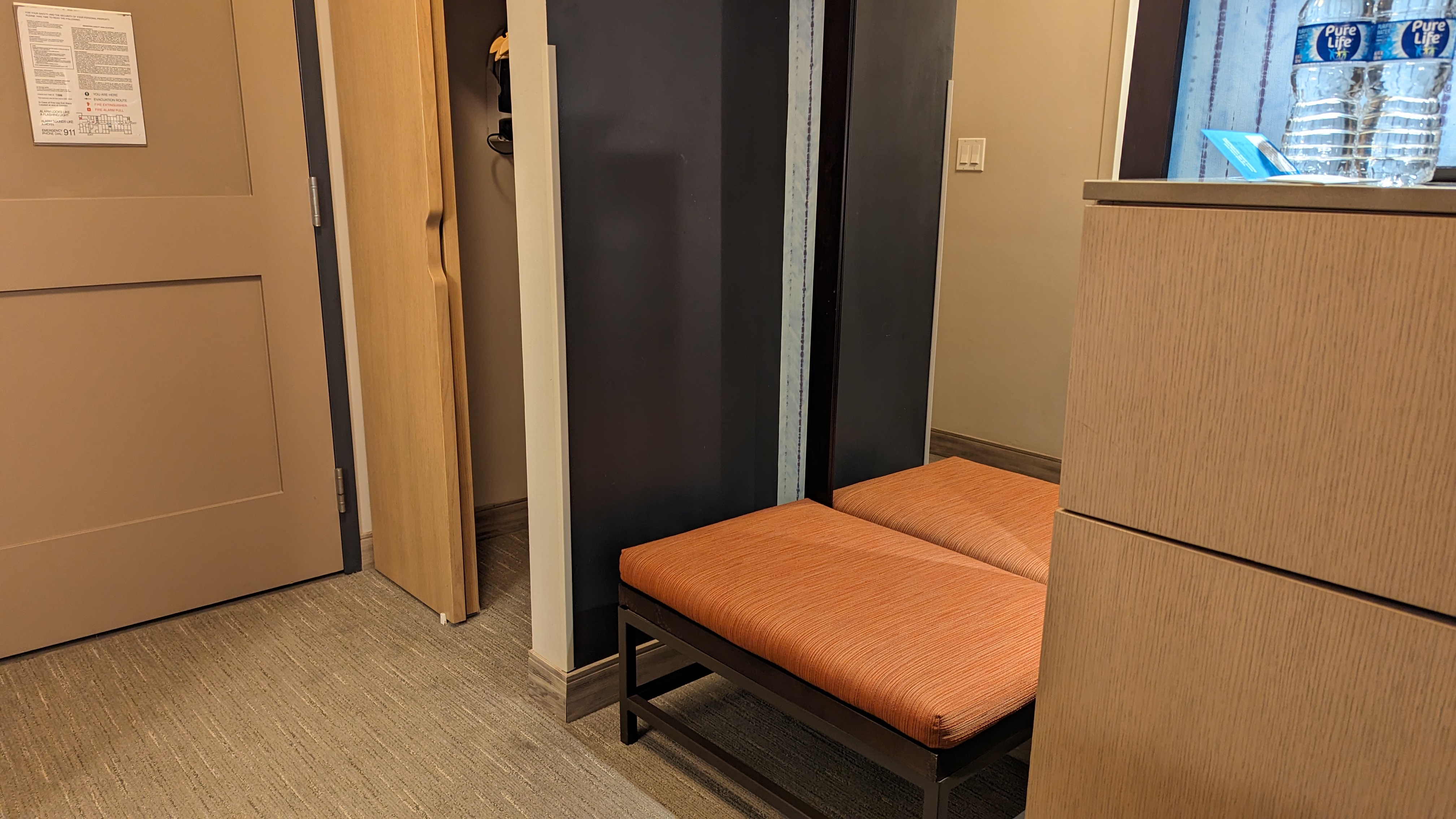 SunCoast Park Hotel Anaheim guestroom bench and closet