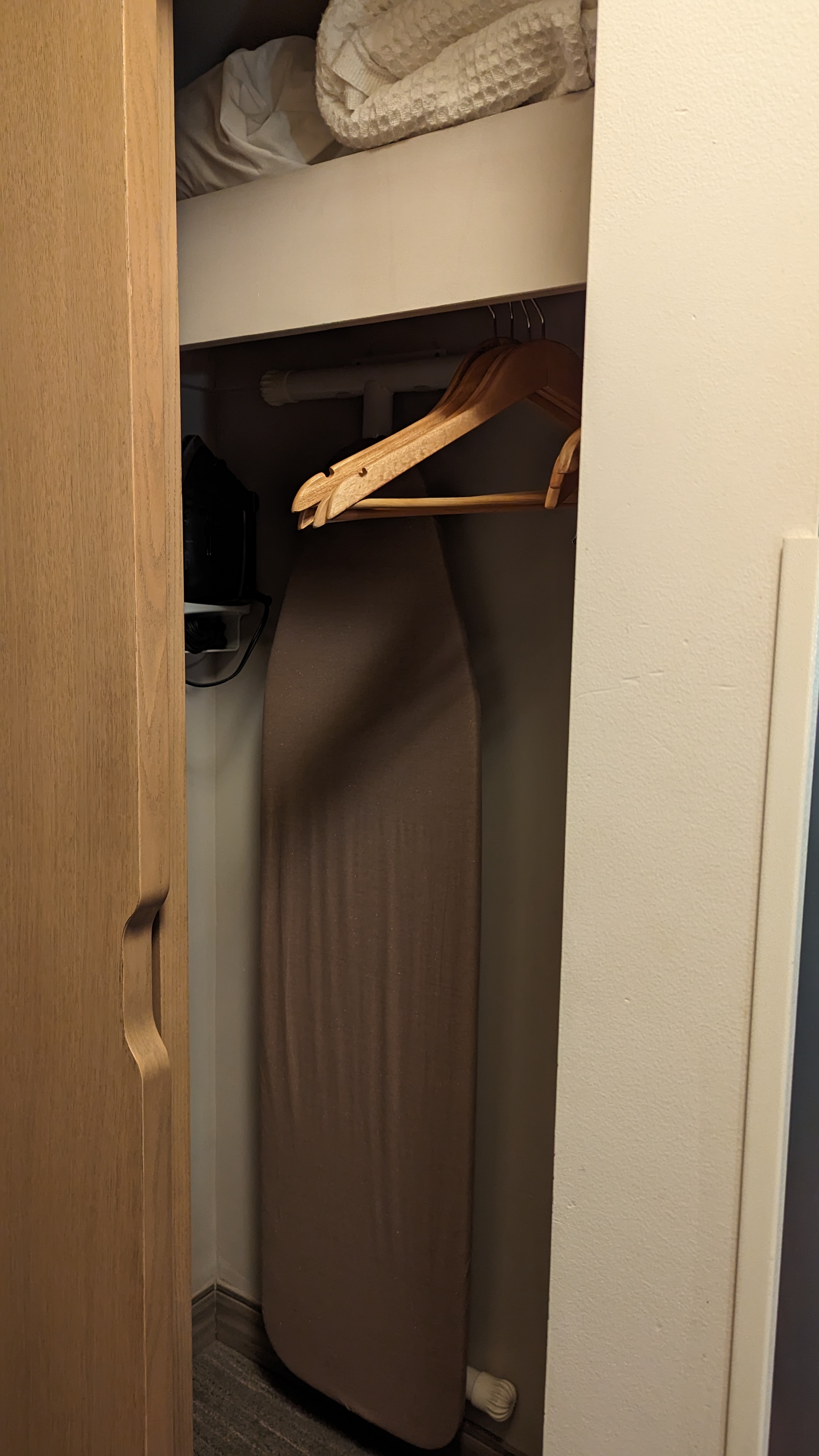 SunCoast Park Hotel Anaheim guestroom entry closet open