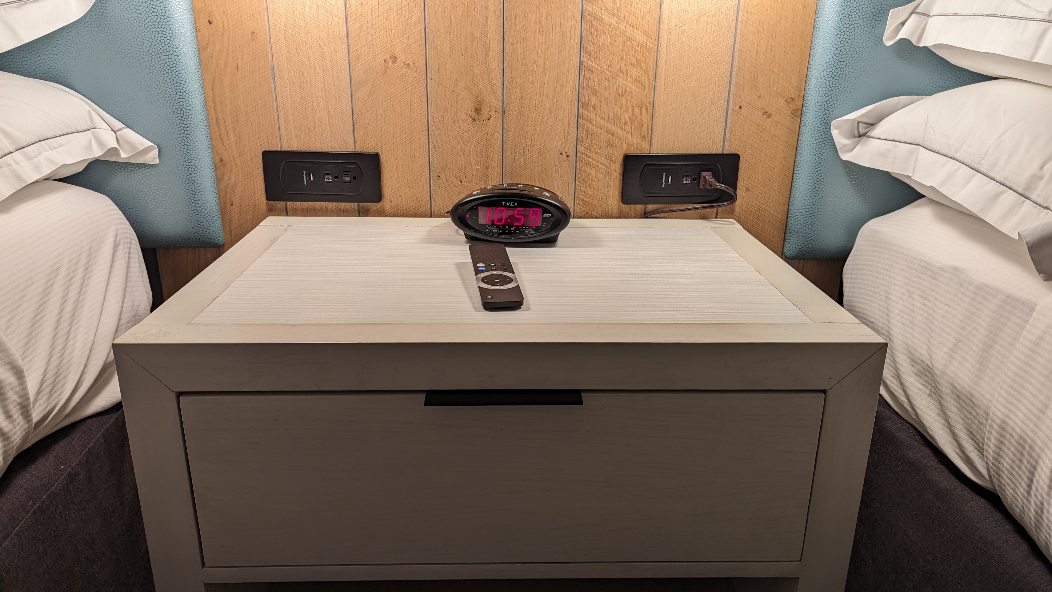 SunCoast Park Hotel Anaheim guestroom nightstand