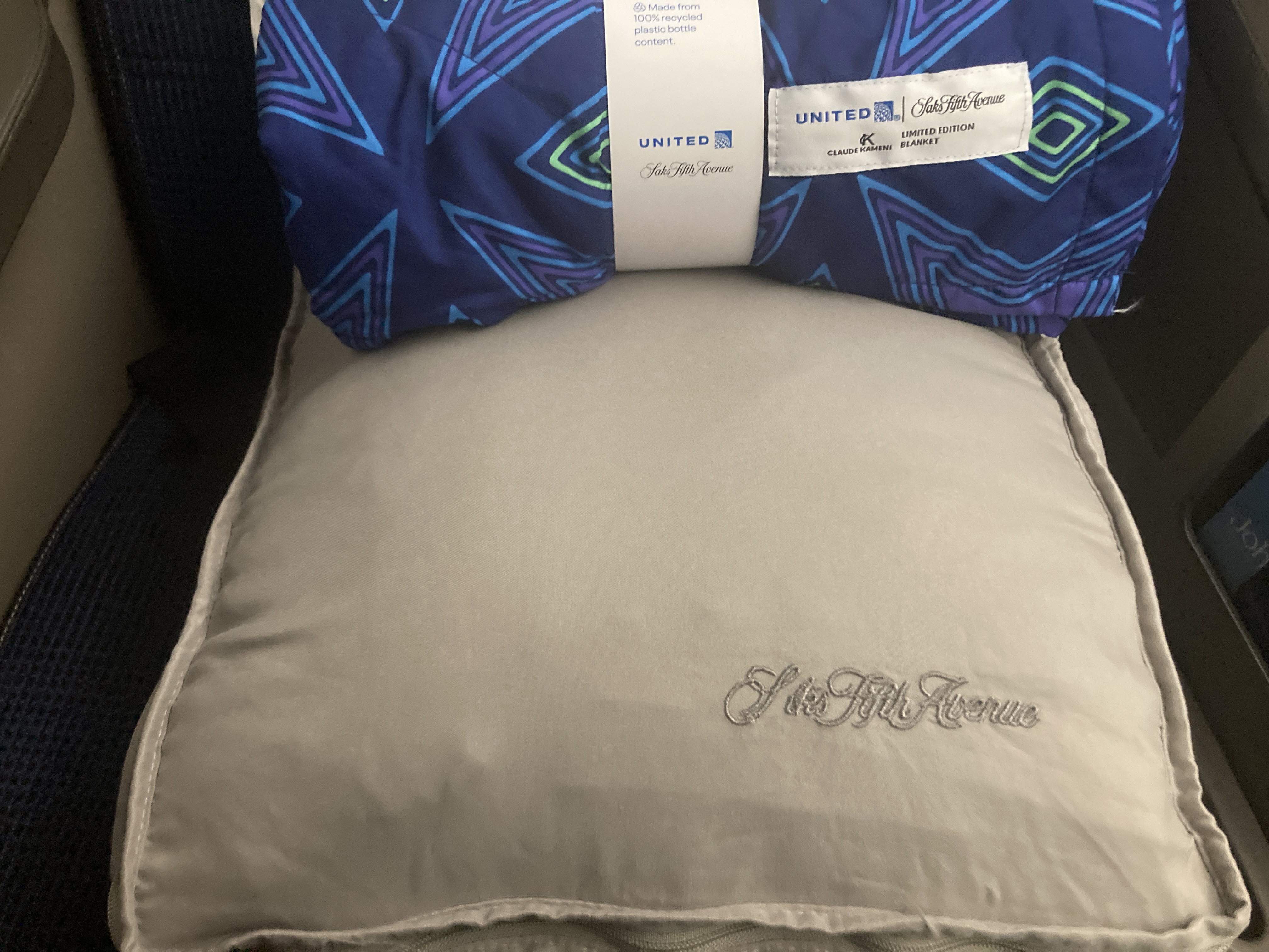 United Polaris business class 787 10 bedding closeup HND LAX