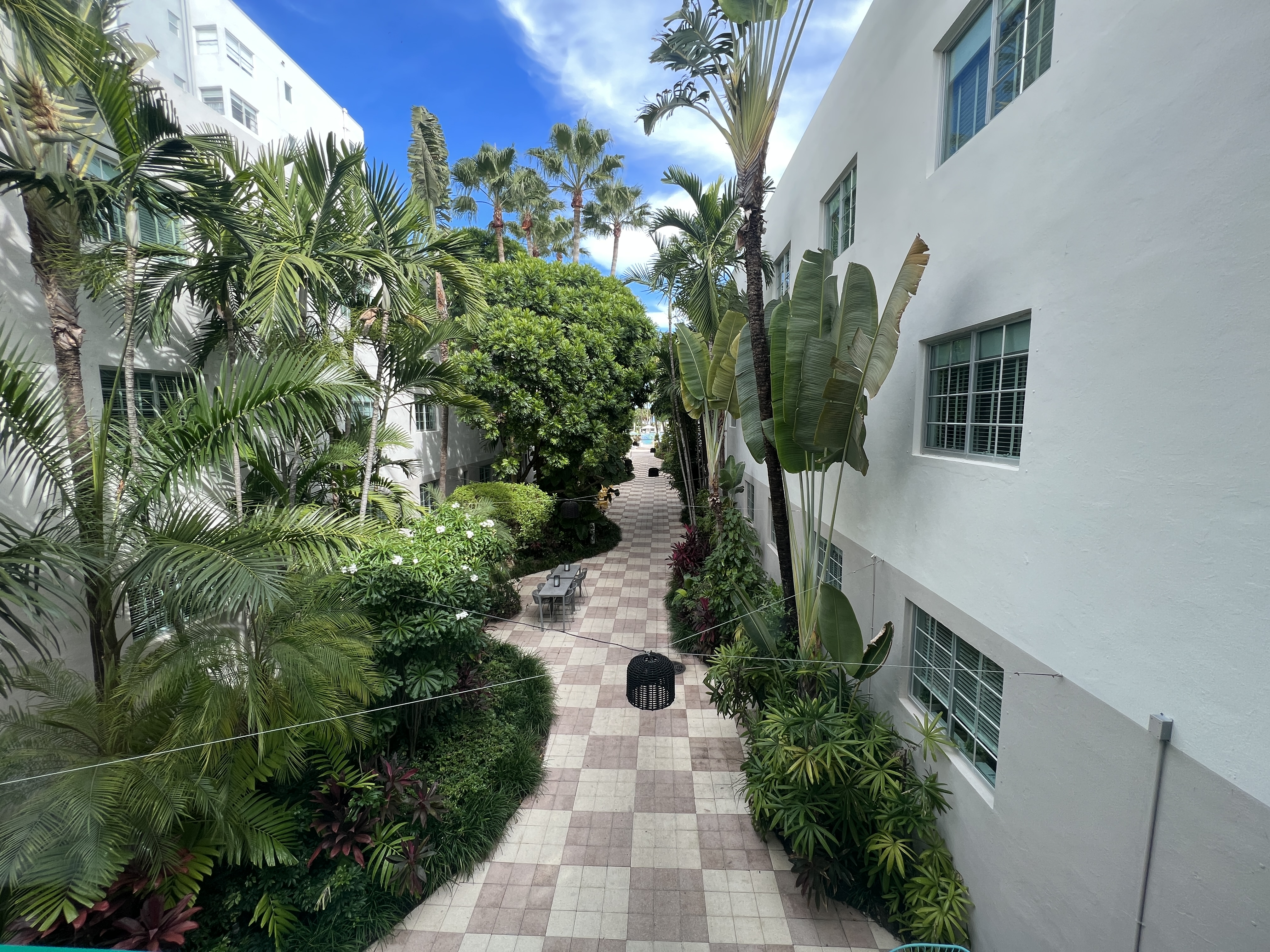 Kimpton Surfcomber Courtyard 