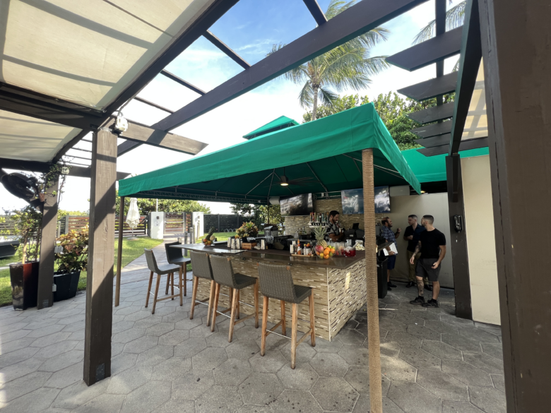 High Tide Beach Bar 
