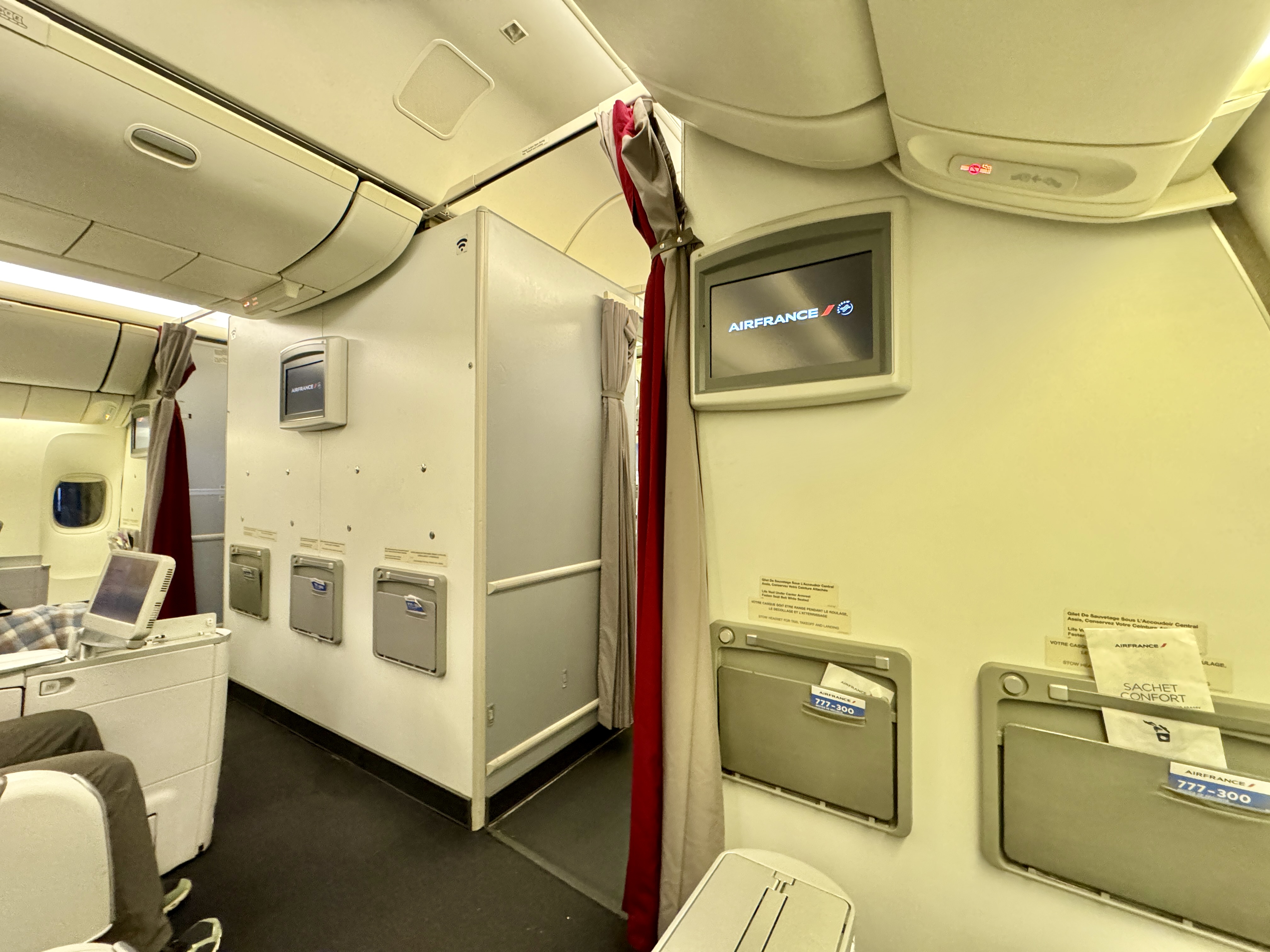 Air France 777 Business Class Bulkhead Air France 777 Business Class Bulkhead