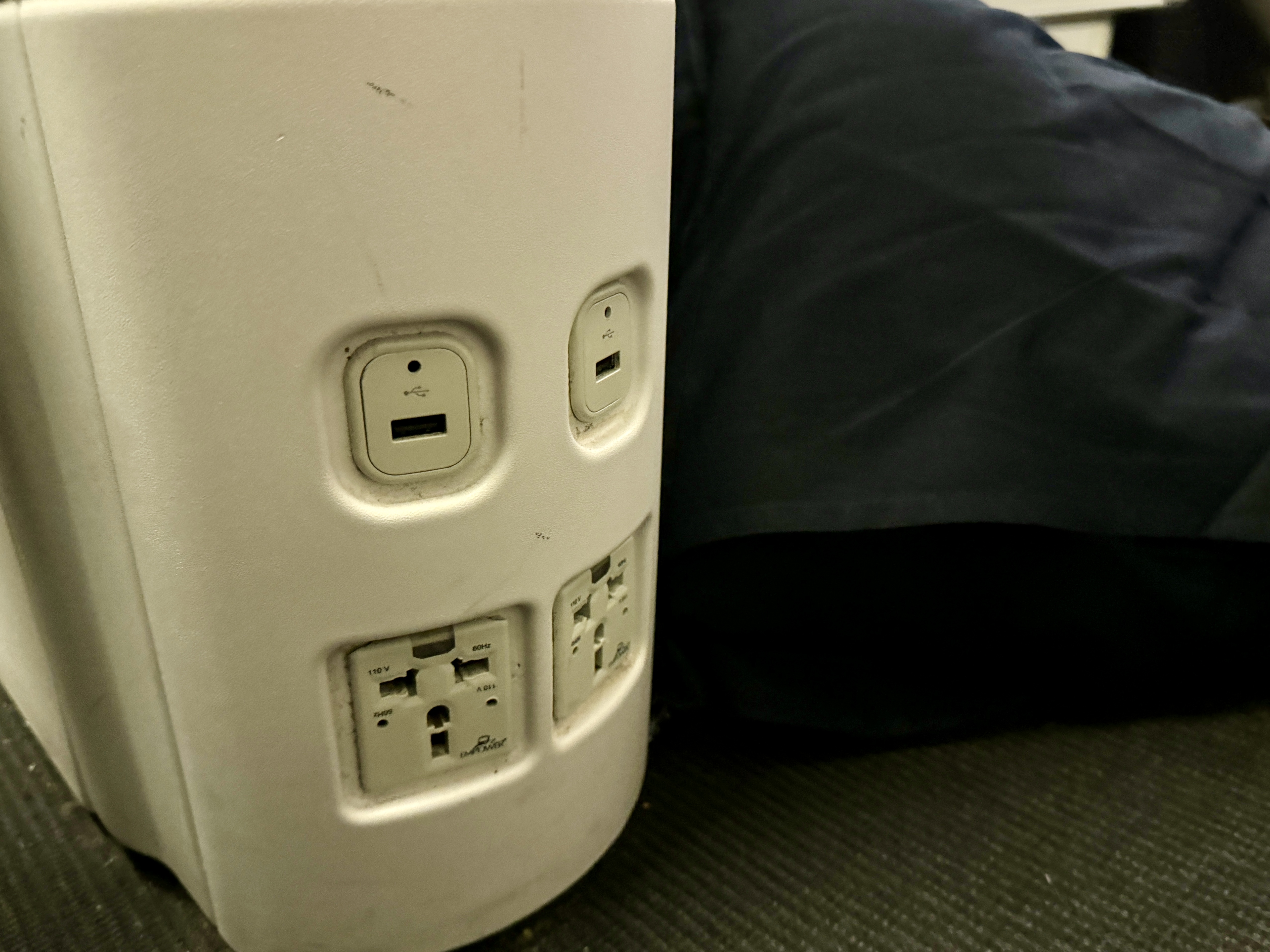 Air France 777 Business Class Power Outlets Air France 777 Business Class Power Outlets