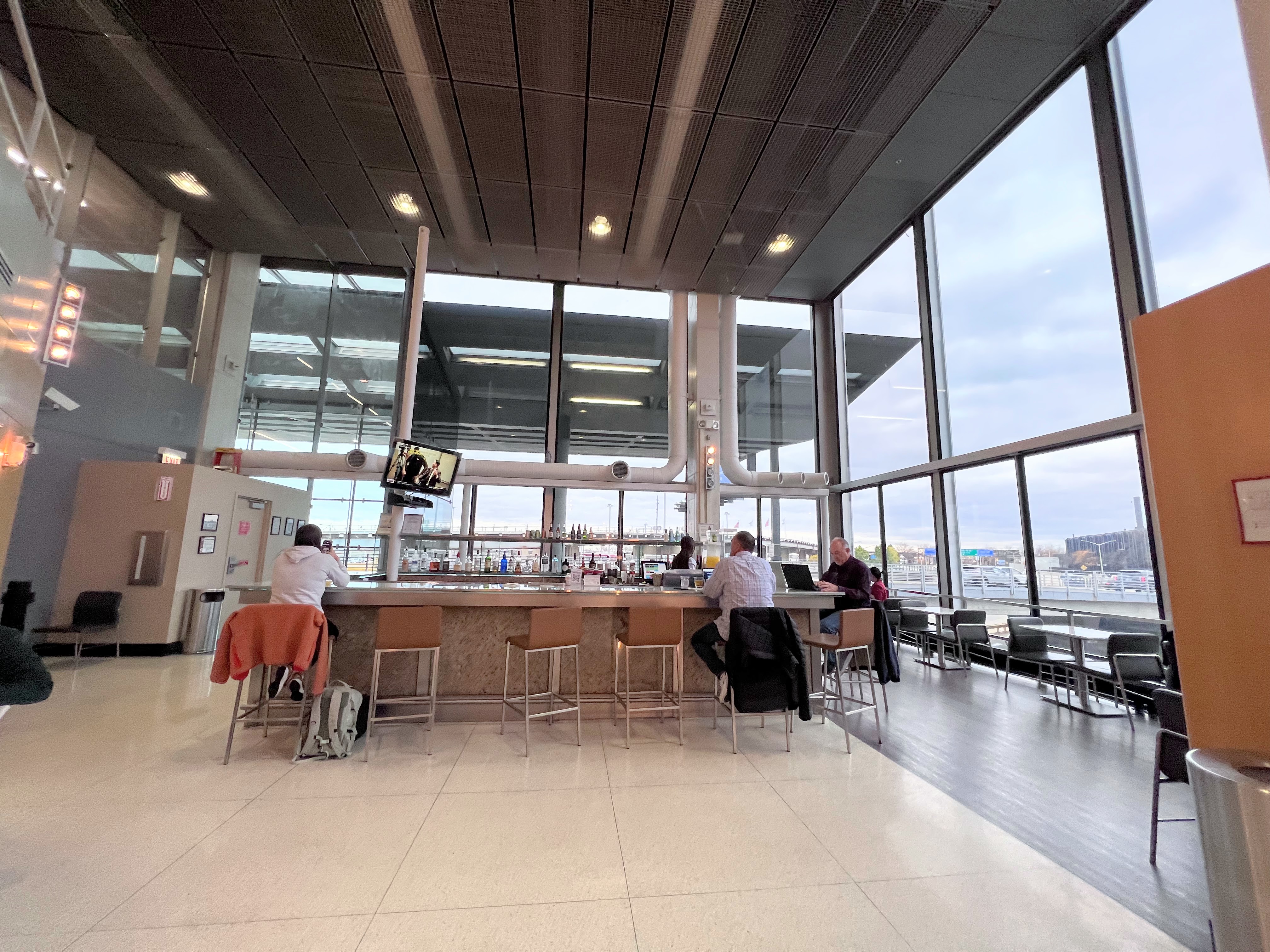 Chicago OHare Admirals Club Concourse L bar Chicago OHare Admirals Club Concourse L bar