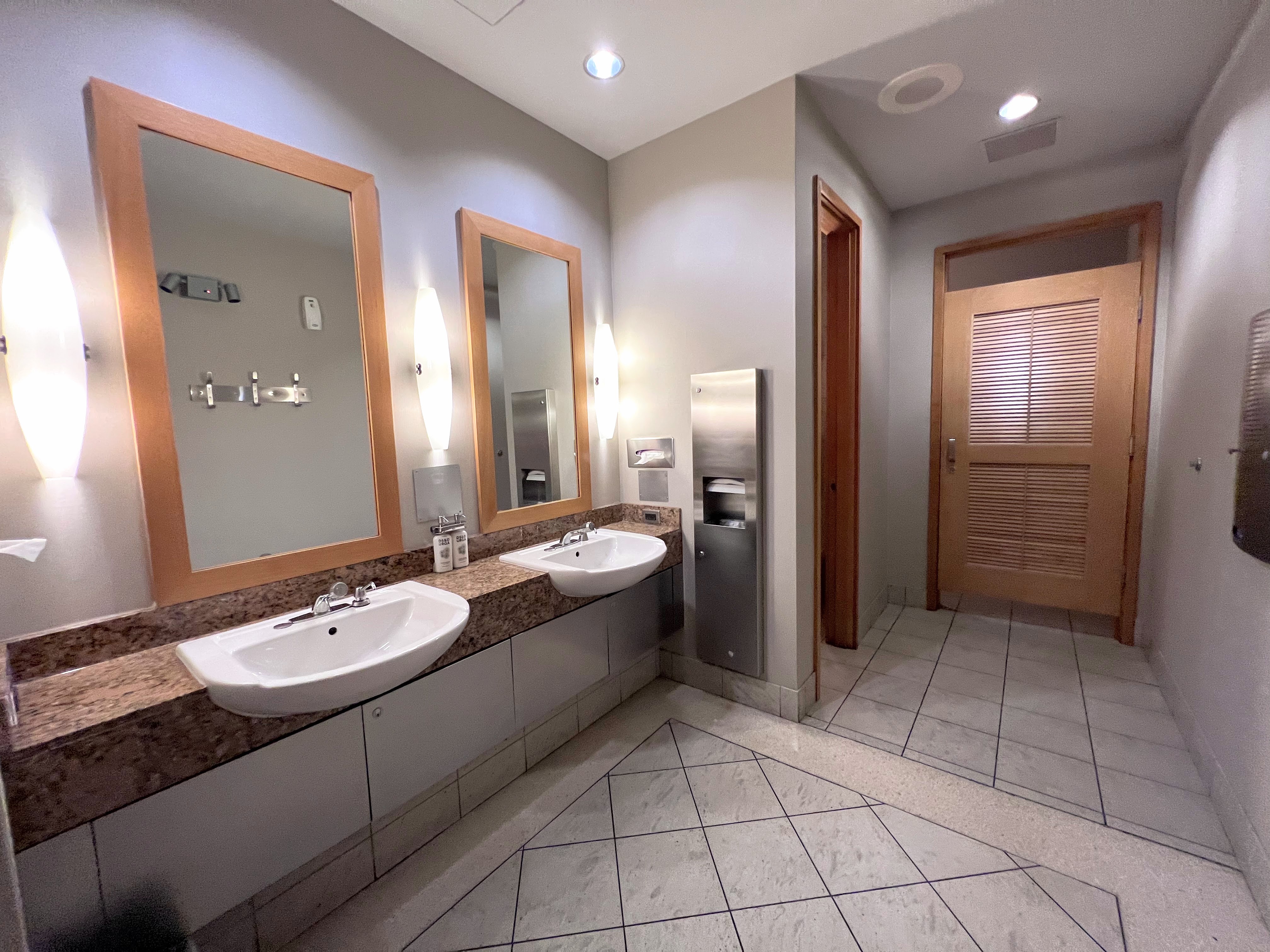 Chicago OHare Admirals Club Concourse L bathroom Chicago OHare Admirals Club Concourse L bathroom