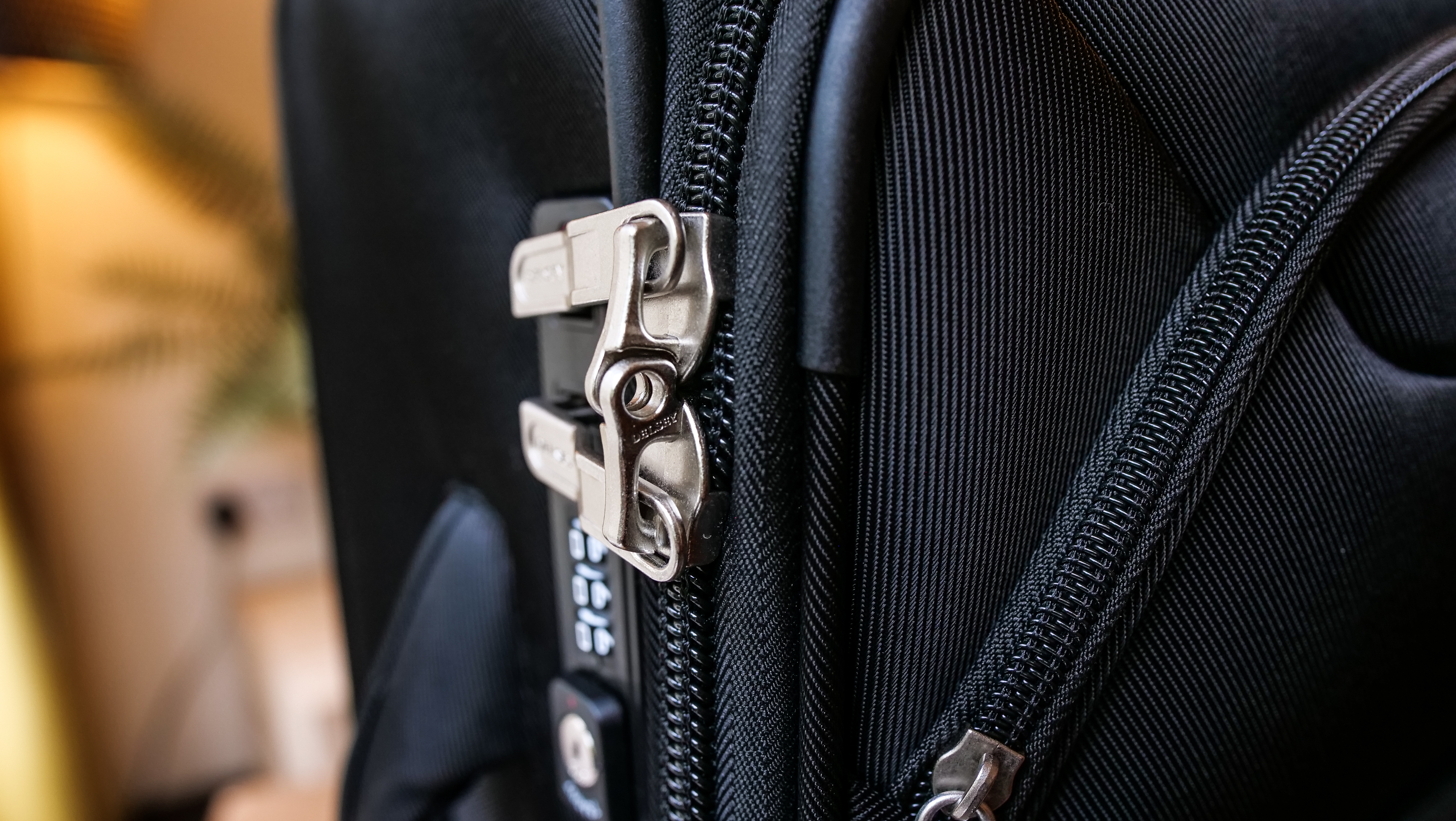 Delsey Sky Max interlacing zipper pulls