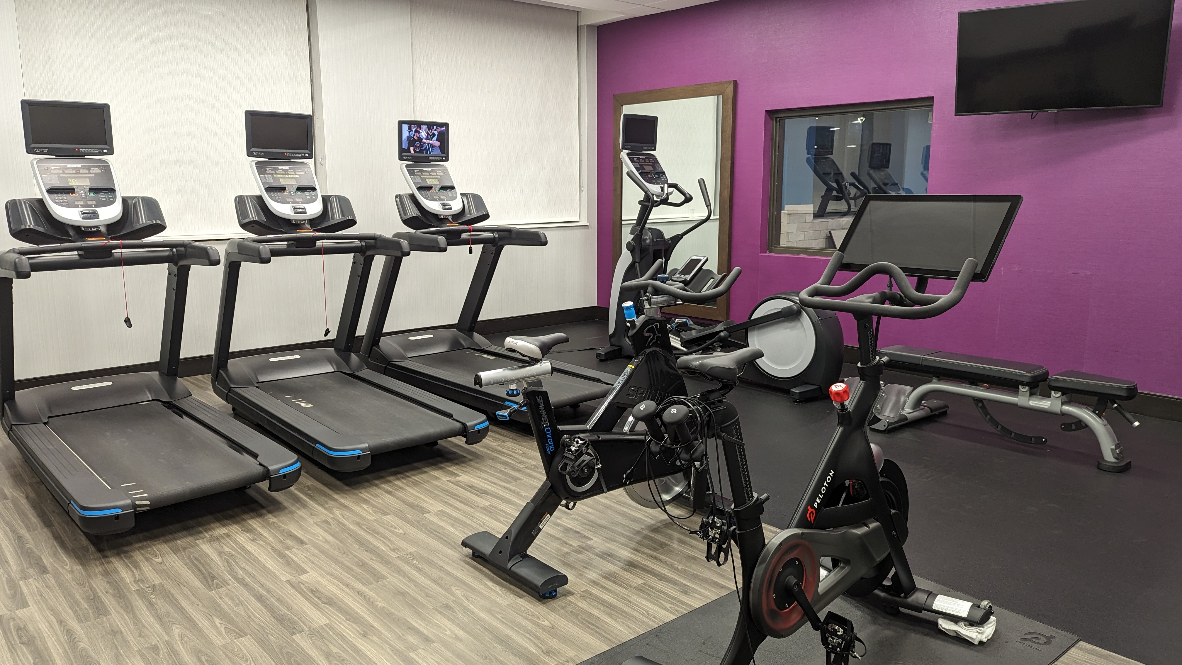 Hampton Inn and Suites Aurora South Denver amenities fitness enter cardio machines