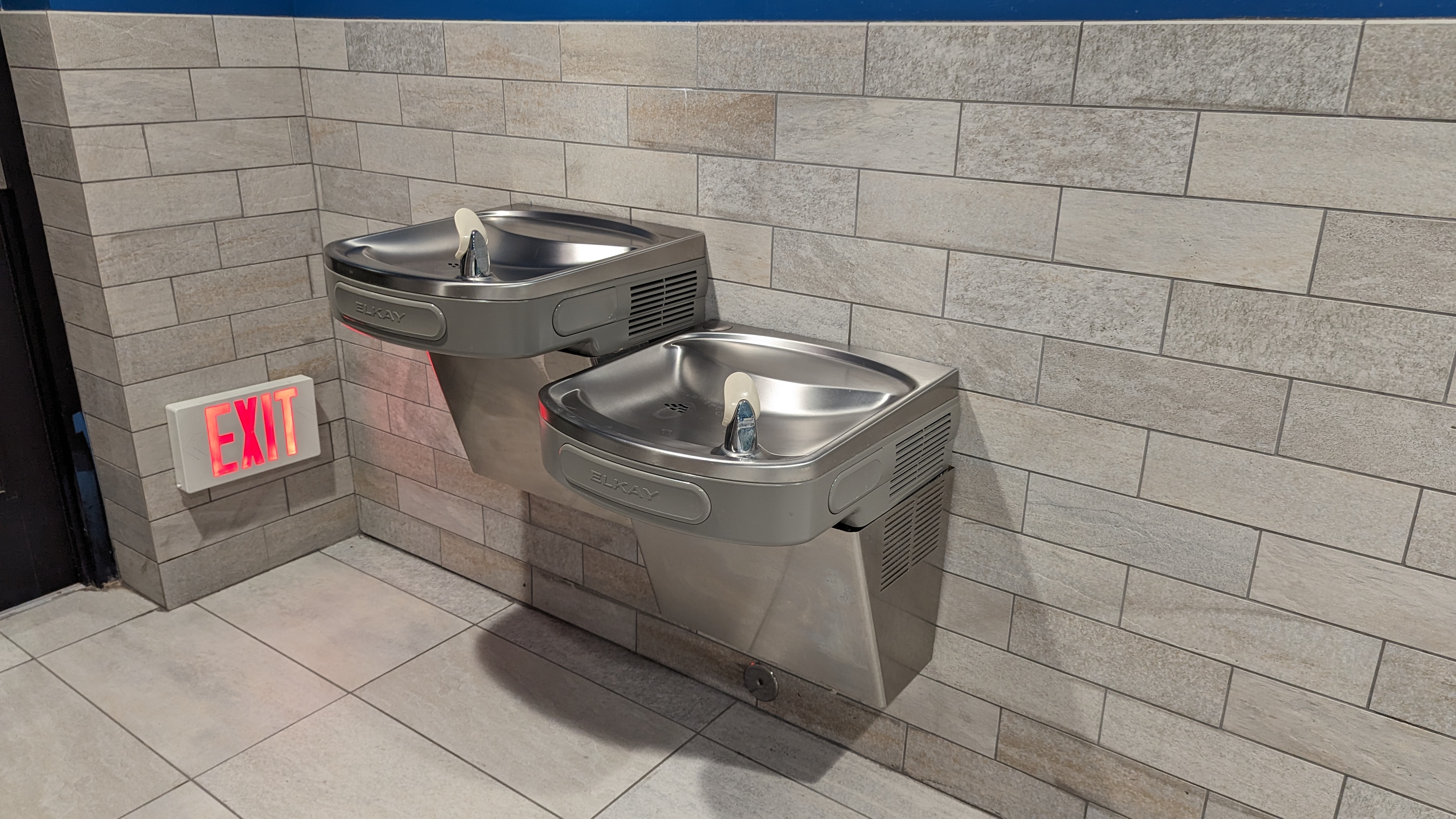 Hampton Inn and Suites Aurora South Denver amenities pool water fountain