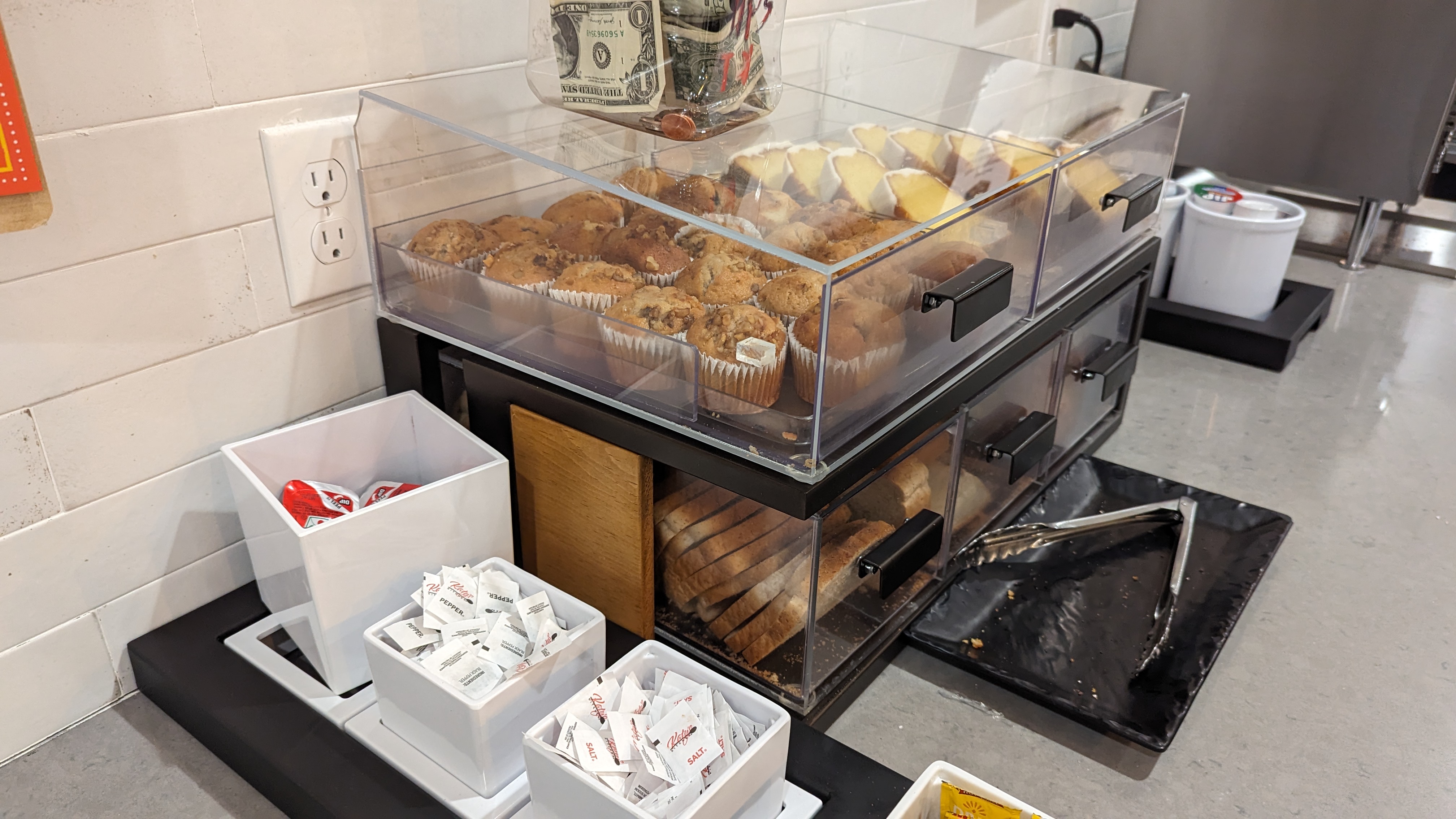 Hampton Inn and Suites Aurora South Denver food and beverage breakfast breads
