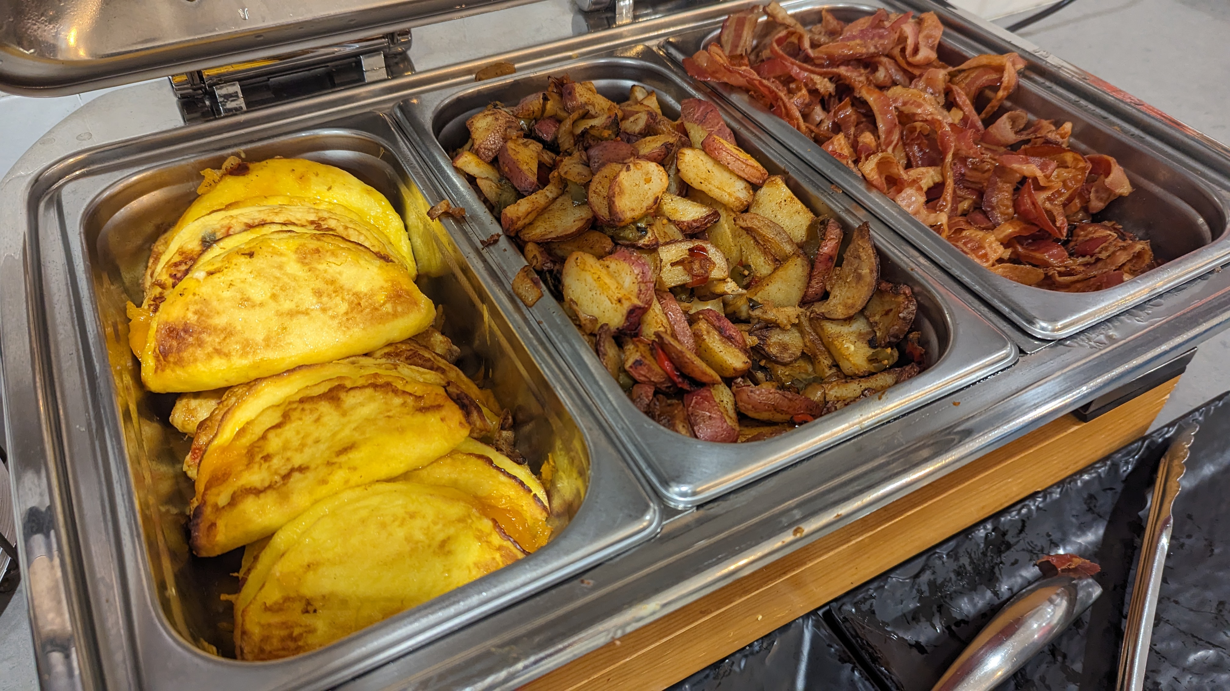 Hampton Inn and Suites Aurora South Denver food and beverage breakfast hot dishes