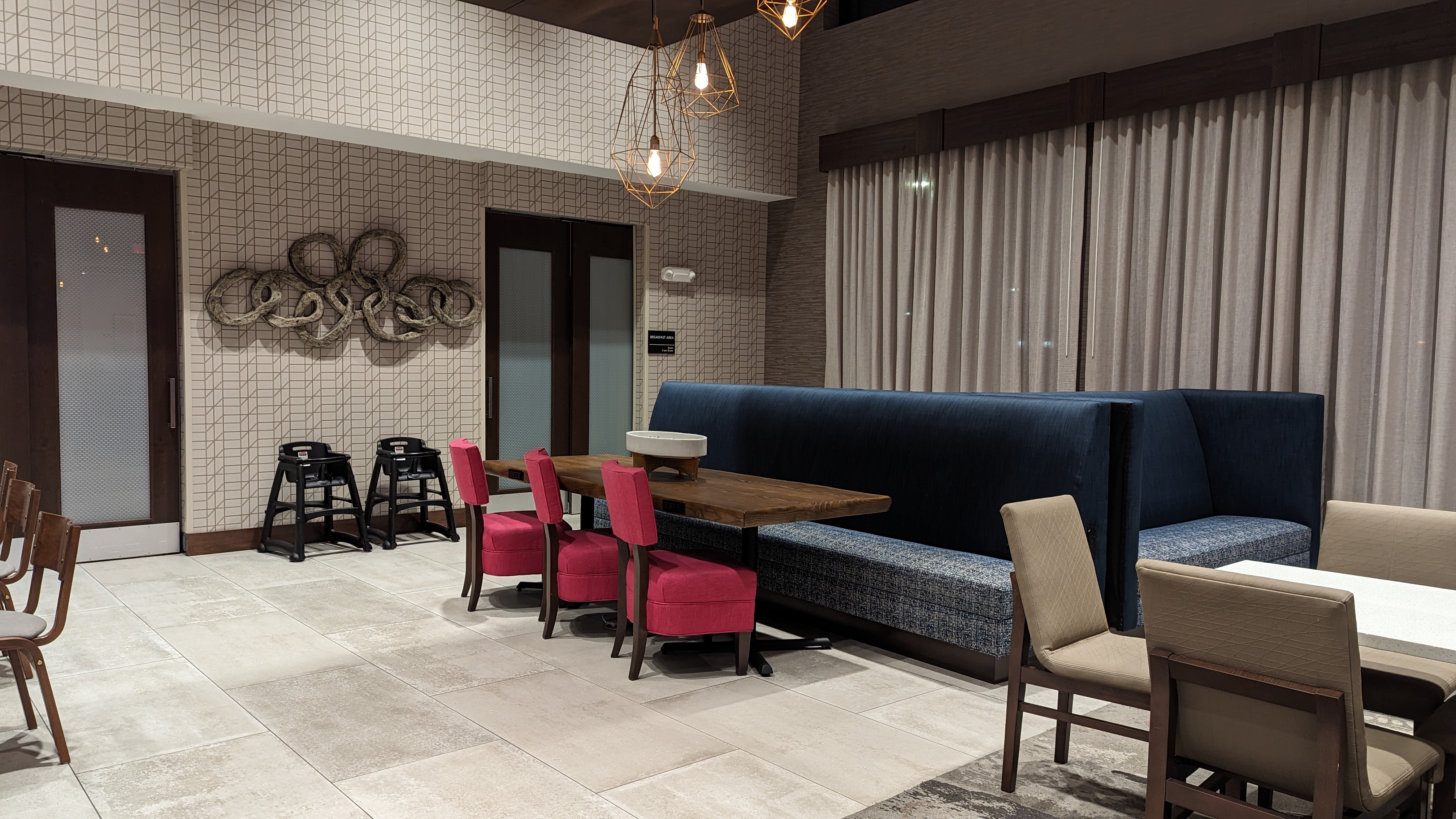 Hampton Inn and Suites Aurora South Denver food and beverage breakfast seating