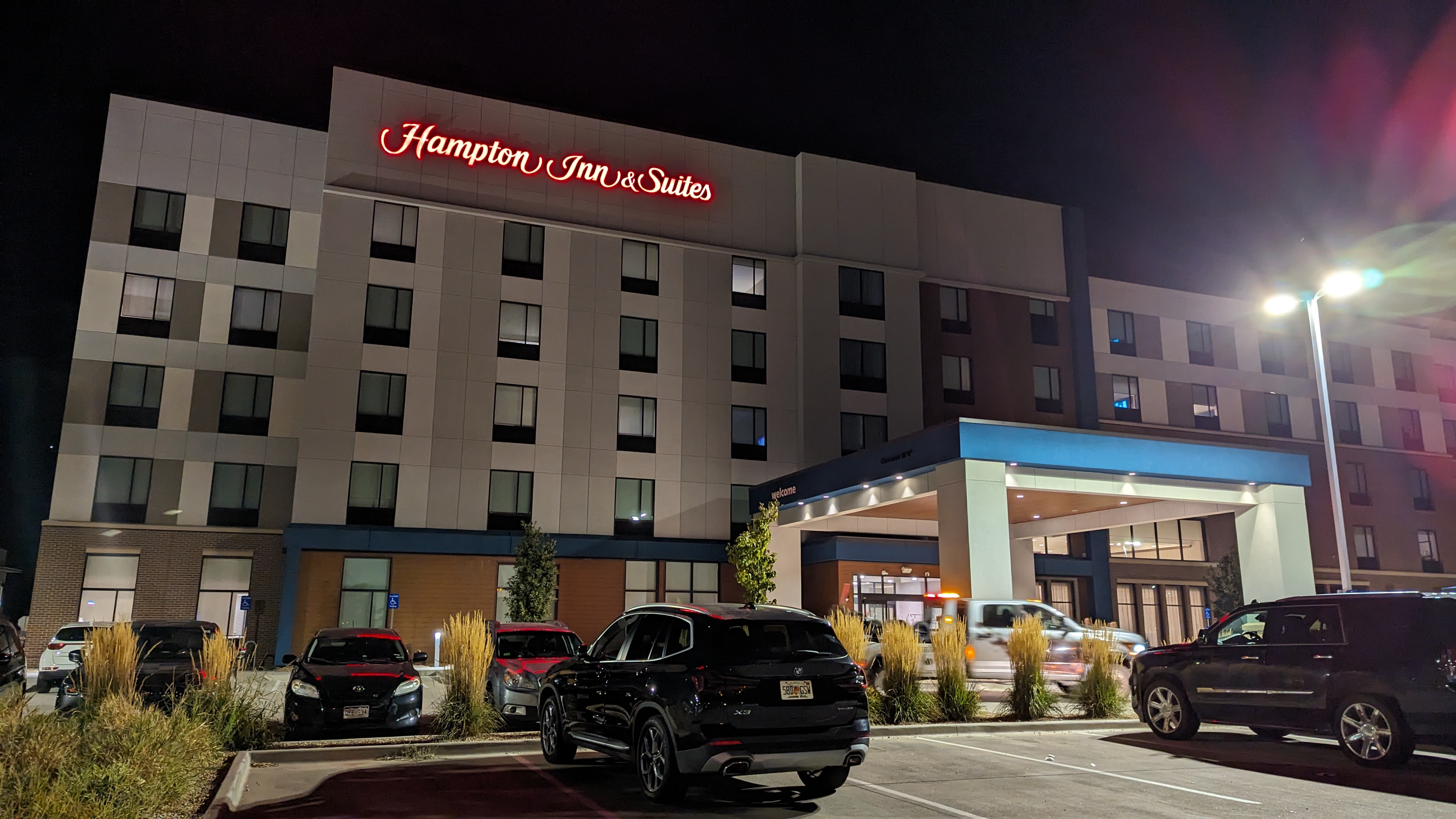 Hampton Inn and Suites Aurora South Denver main entrance and parking
