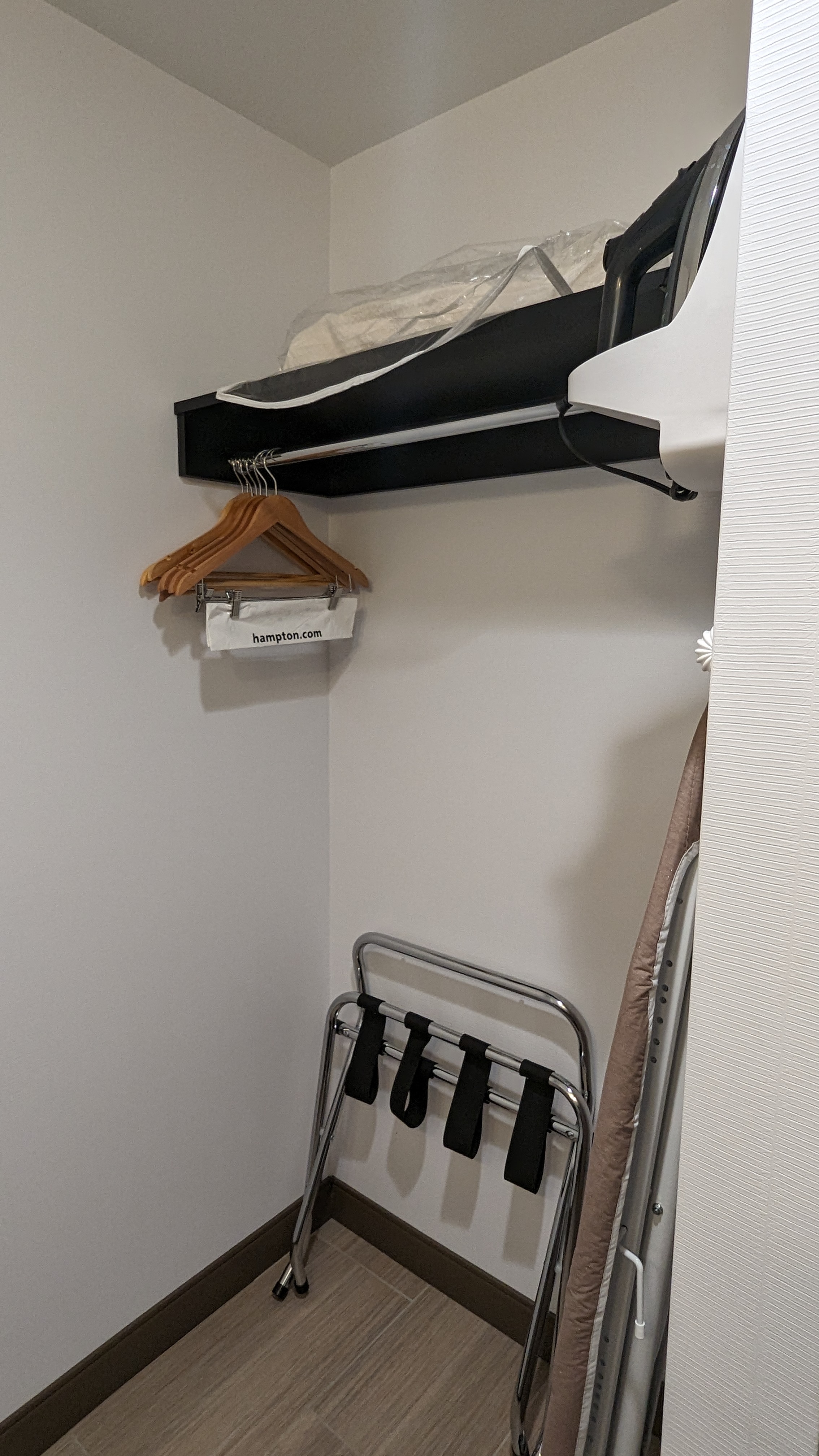 Hampton Inn and Suites Aurora South Denver room bathroom closet