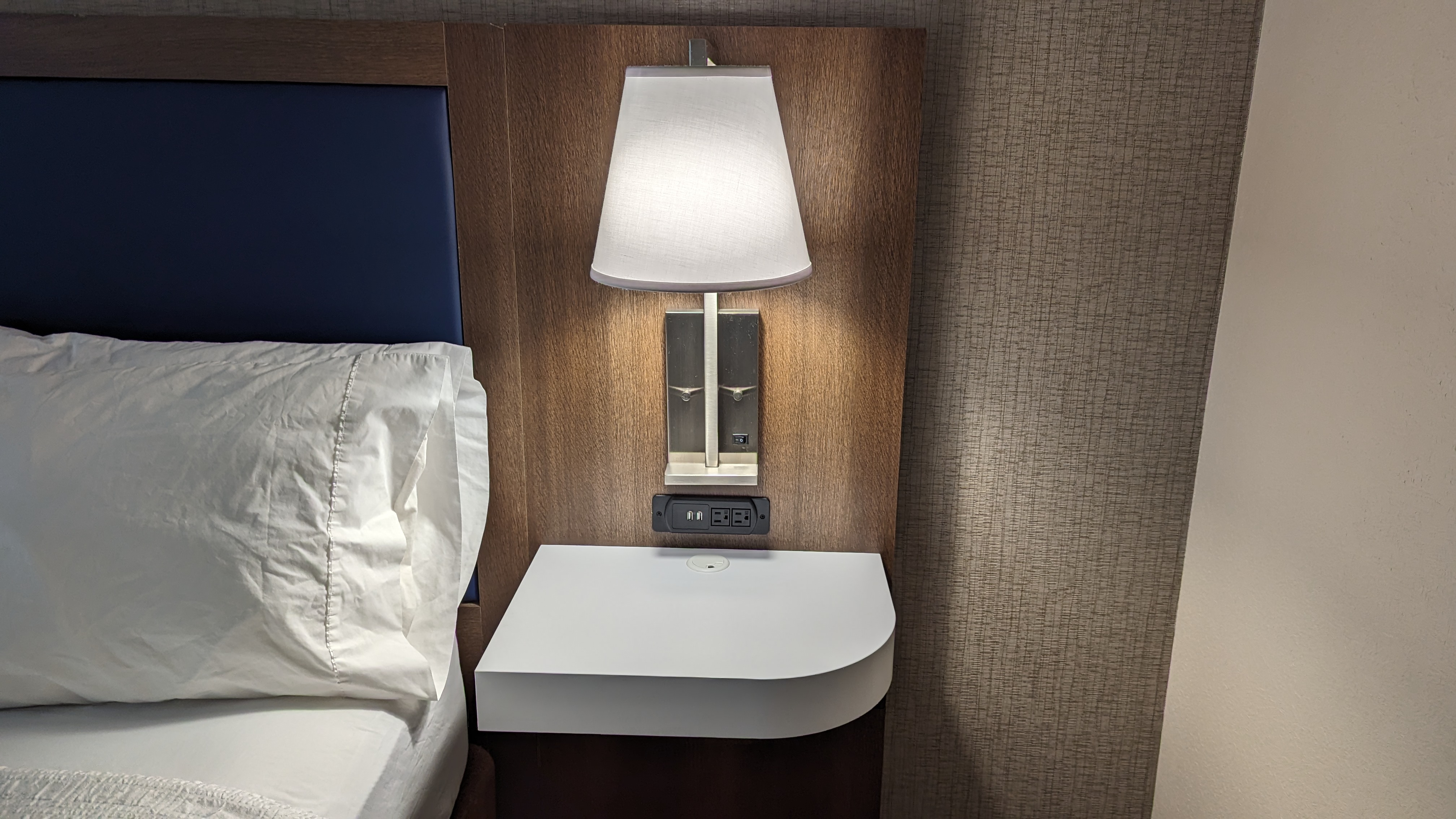 Hampton Inn and Suites Aurora South Denver room nightstand