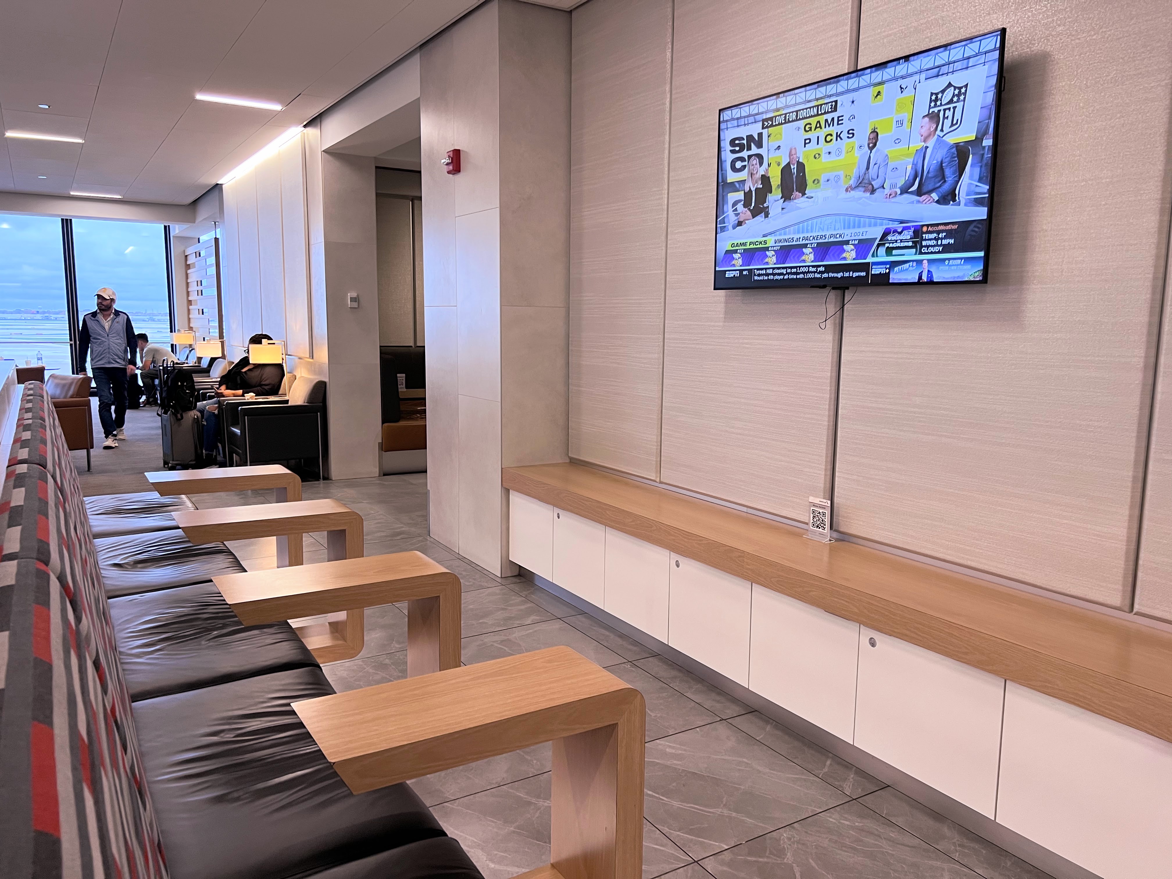 OHare Admirals Club Concourse HK seating areas OHare Admirals Club Concourse HK seating areas