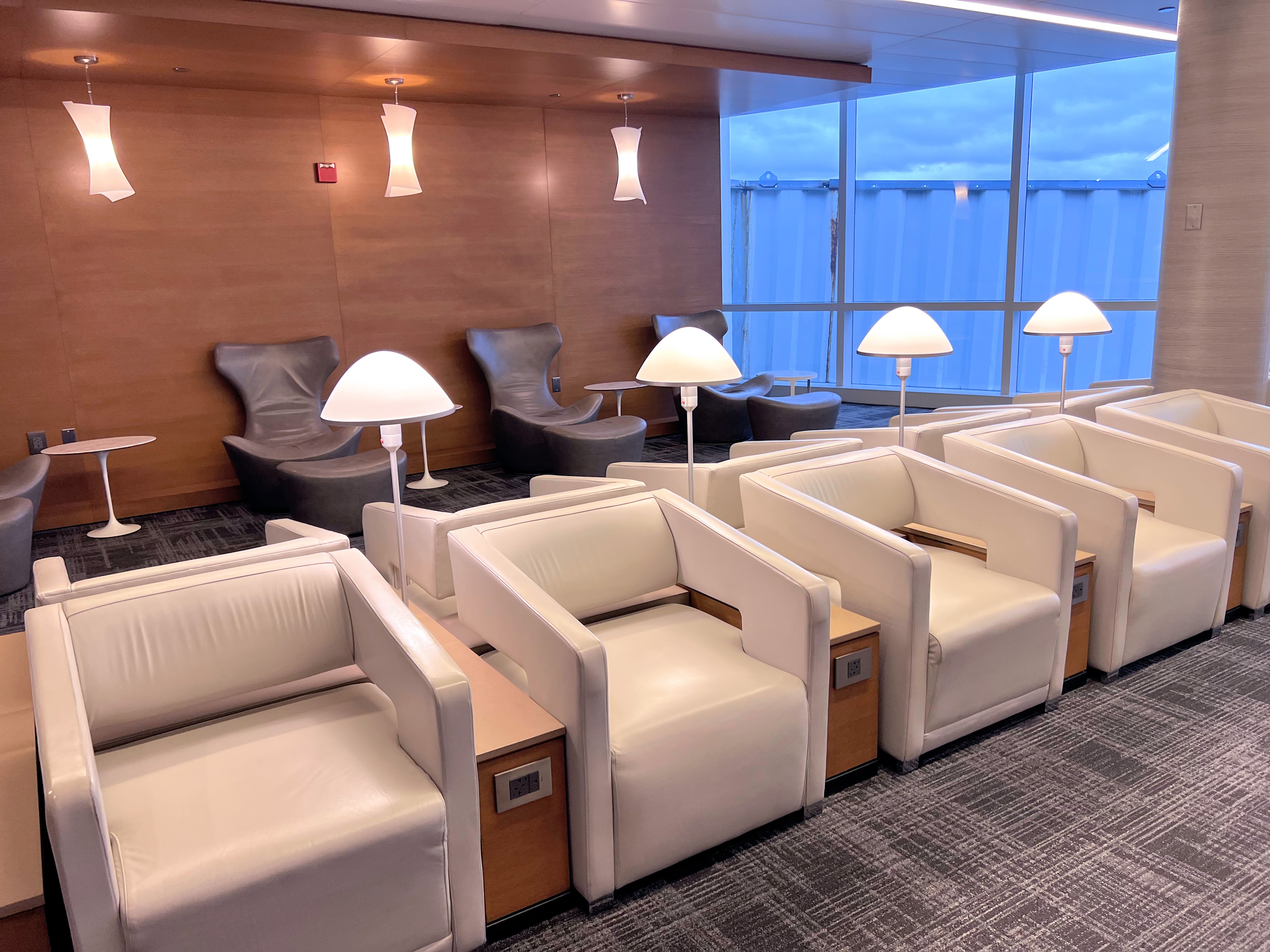 Ohare Admirals Club Concourse G quiet room seating Ohare Admirals Club Concourse G quiet room seating