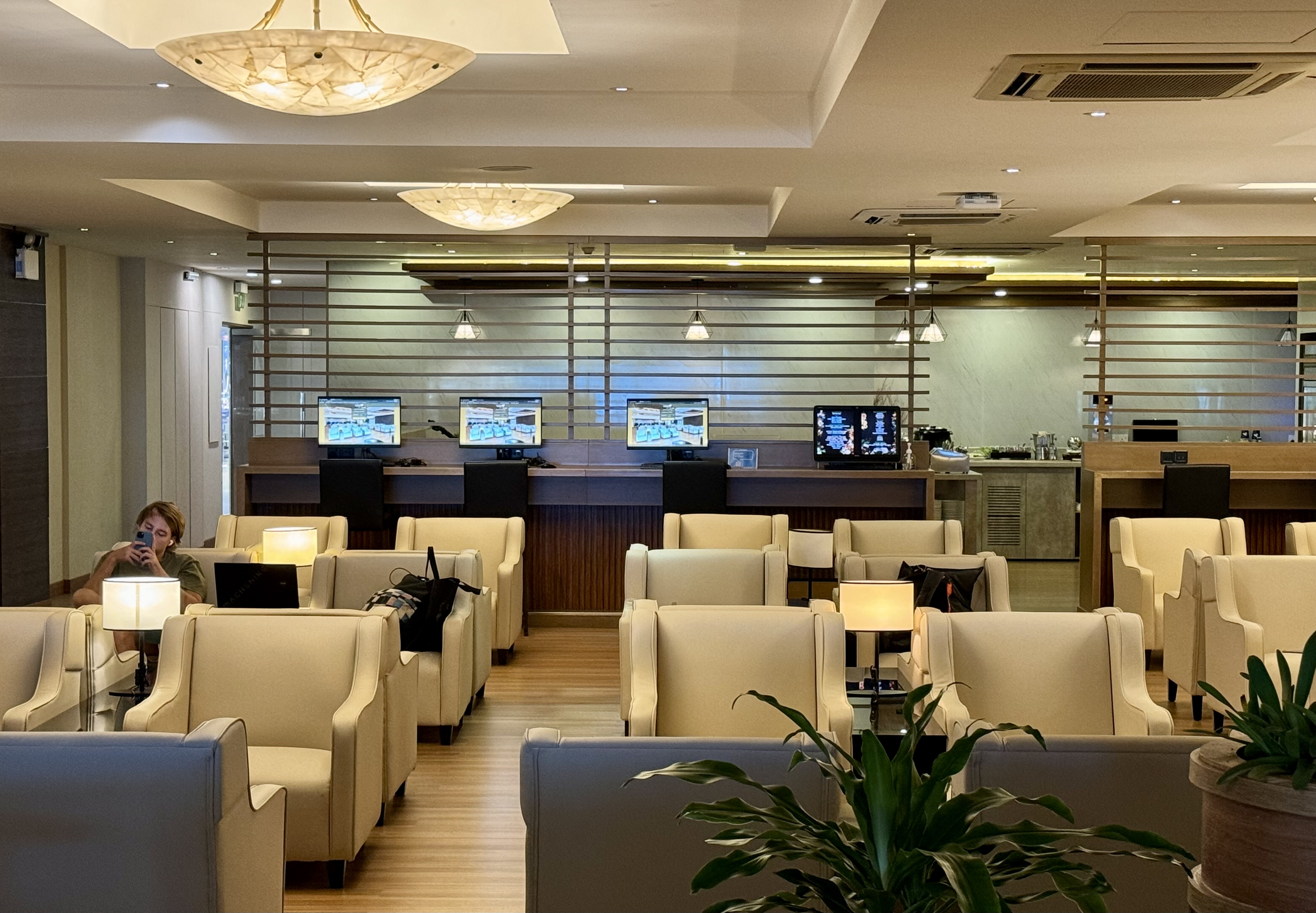 Sri Lankan A330 business class MLE lounge computers