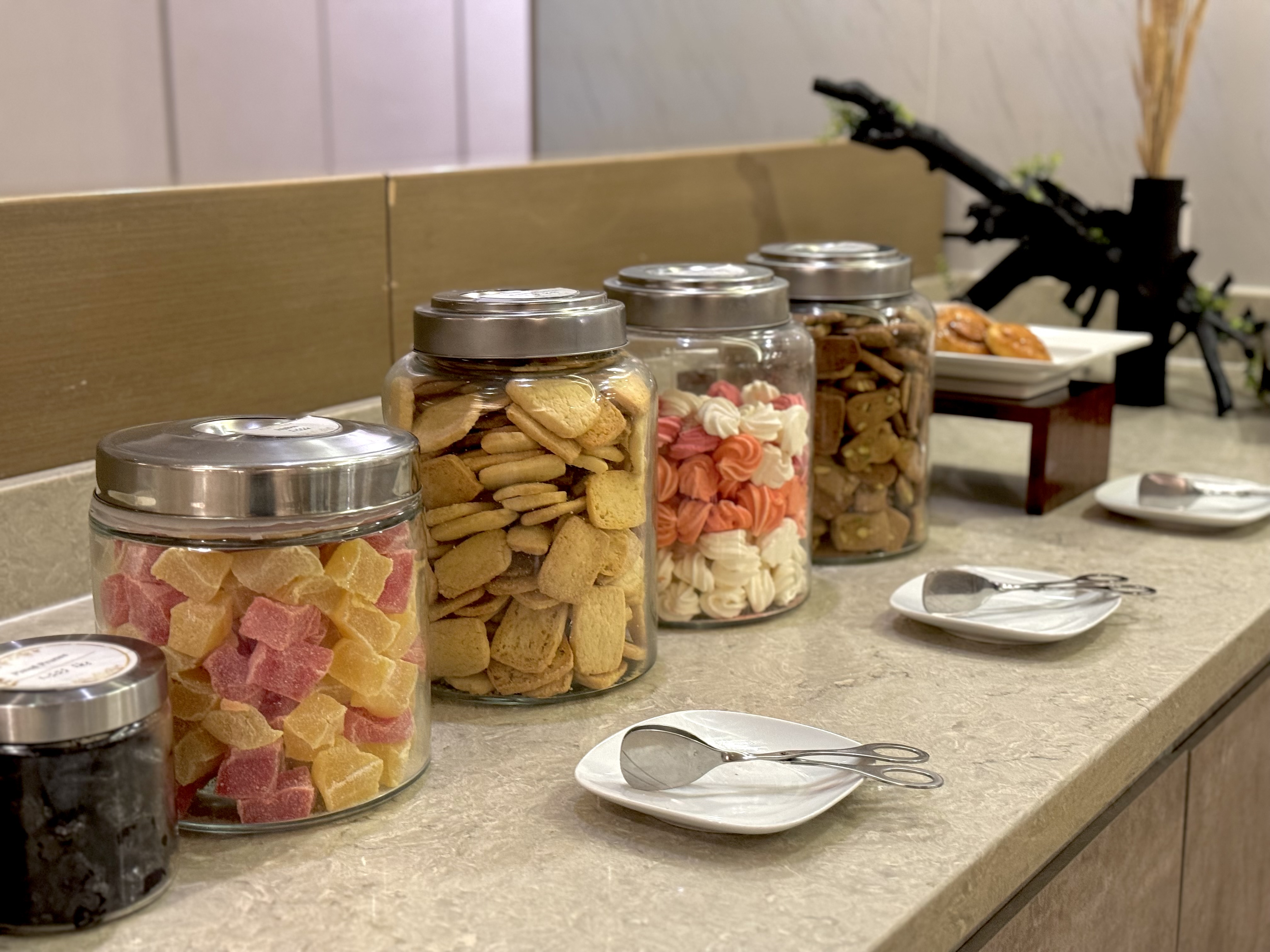 Sri Lankan A330 business class MLE lounge sweet snacks